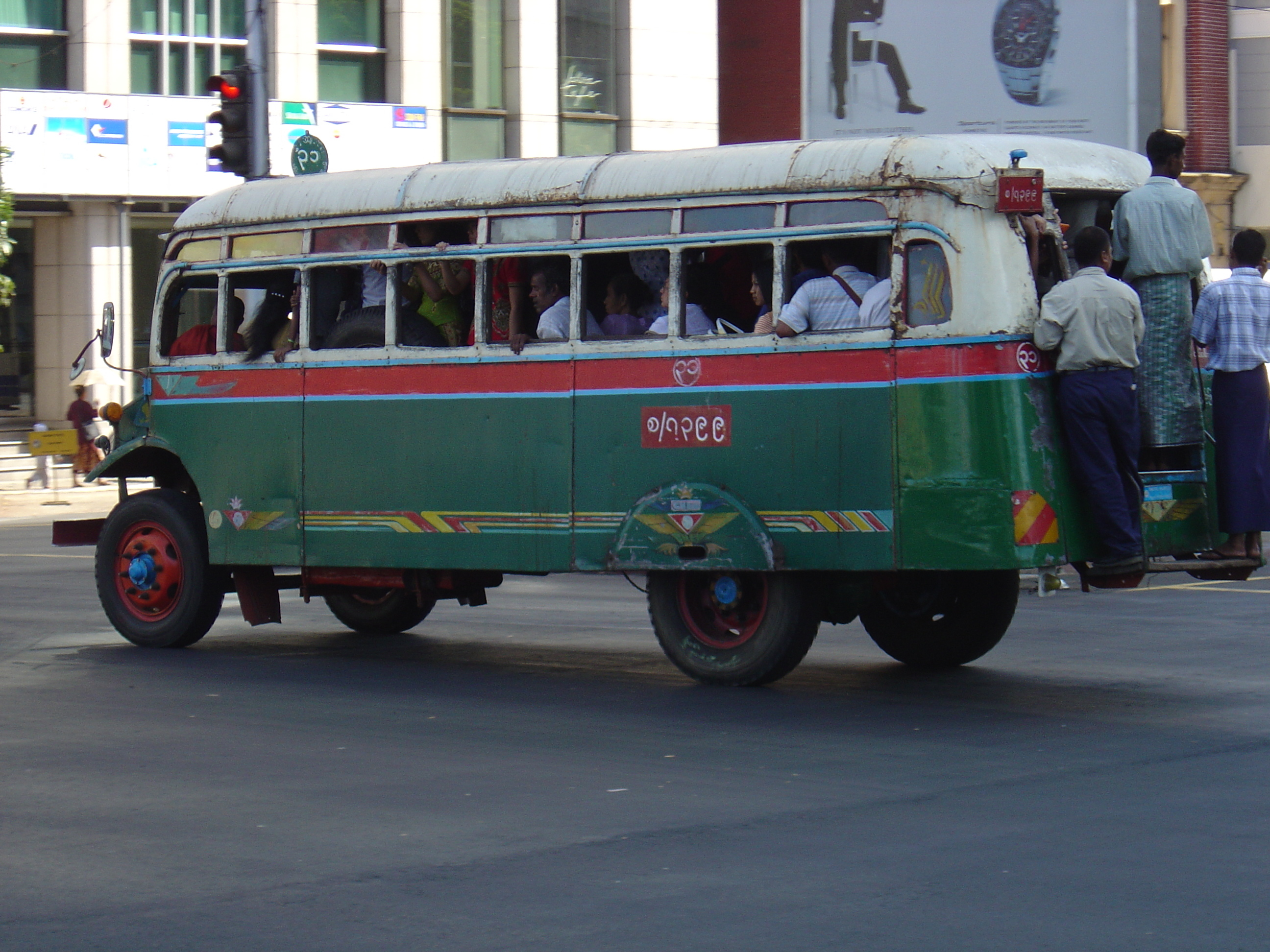 Picture Myanmar Yangon 2005-01 175 - Tours Yangon