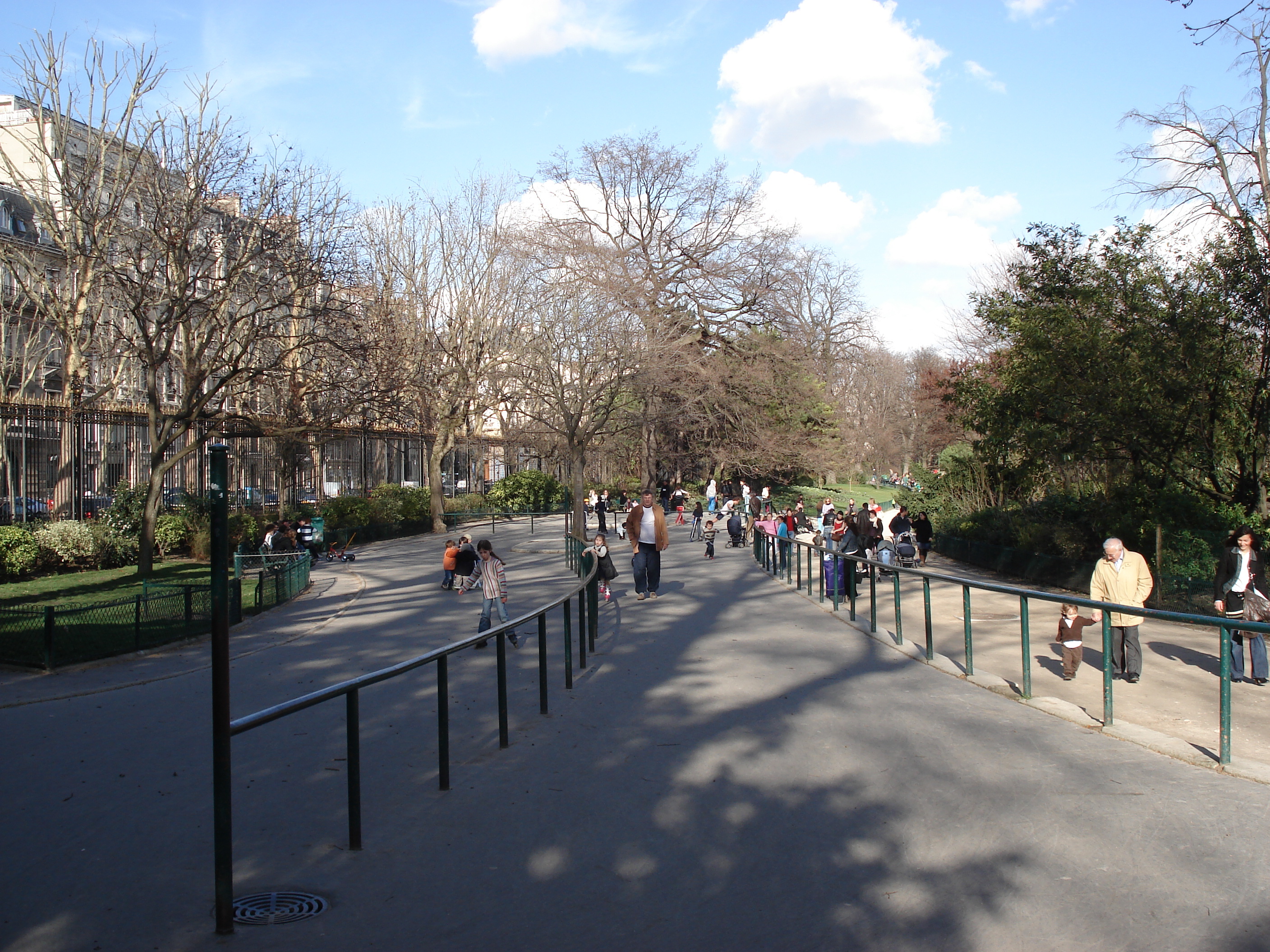 Picture France Paris Monceau Garden 2006-03 63 - Tour Monceau Garden