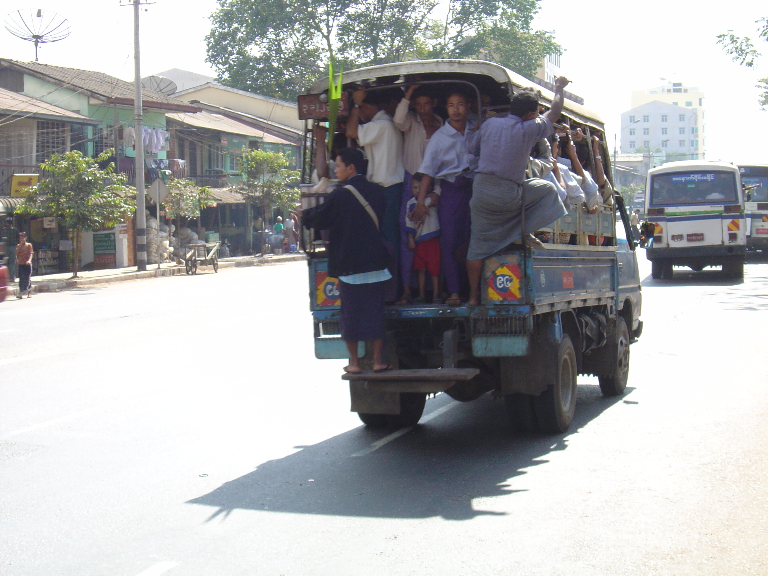 Picture Myanmar Yangon 2005-01 127 - Journey Yangon