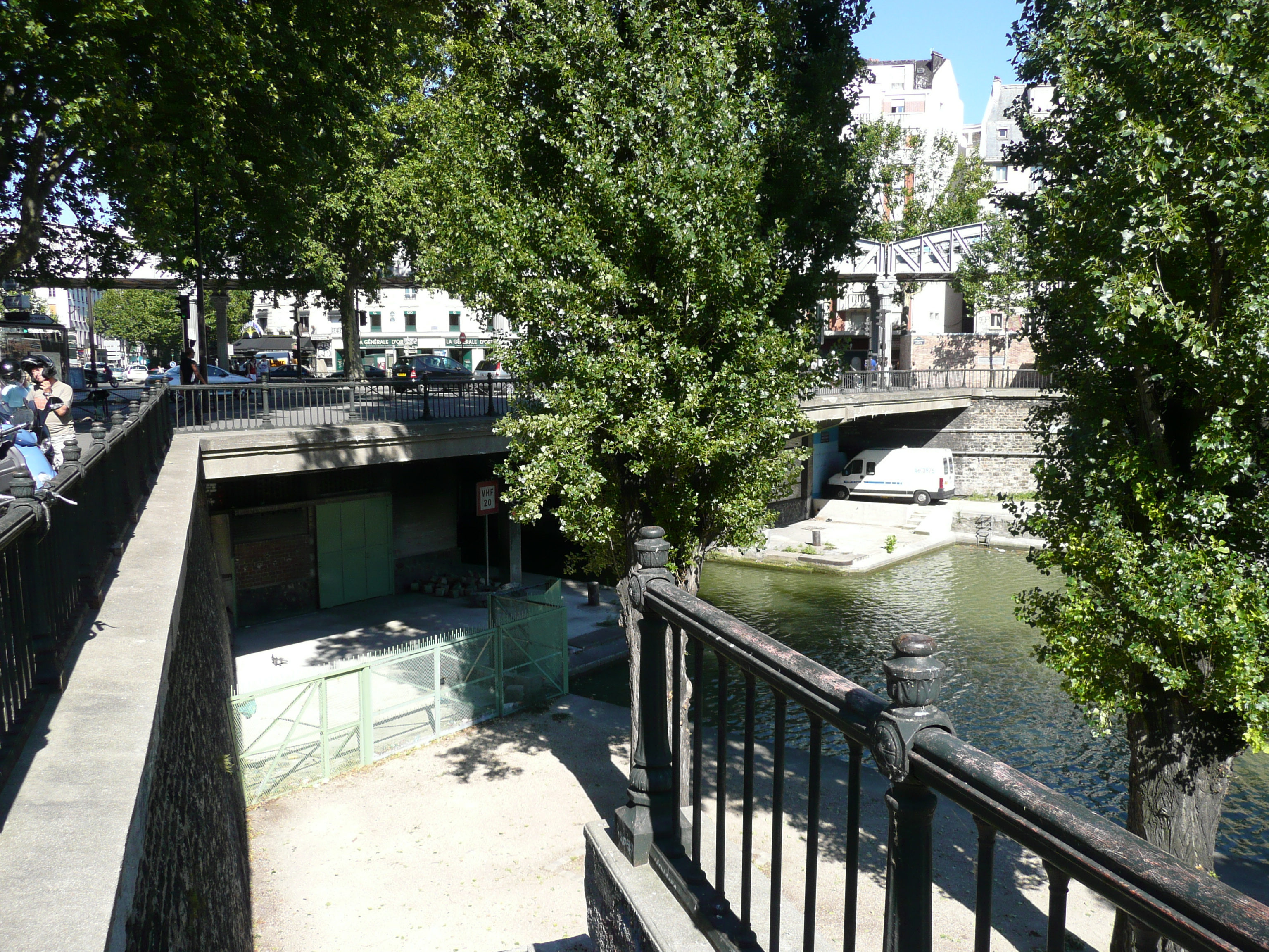 Picture France Paris Canal St Martin 2007-08 113 - Recreation Canal St Martin