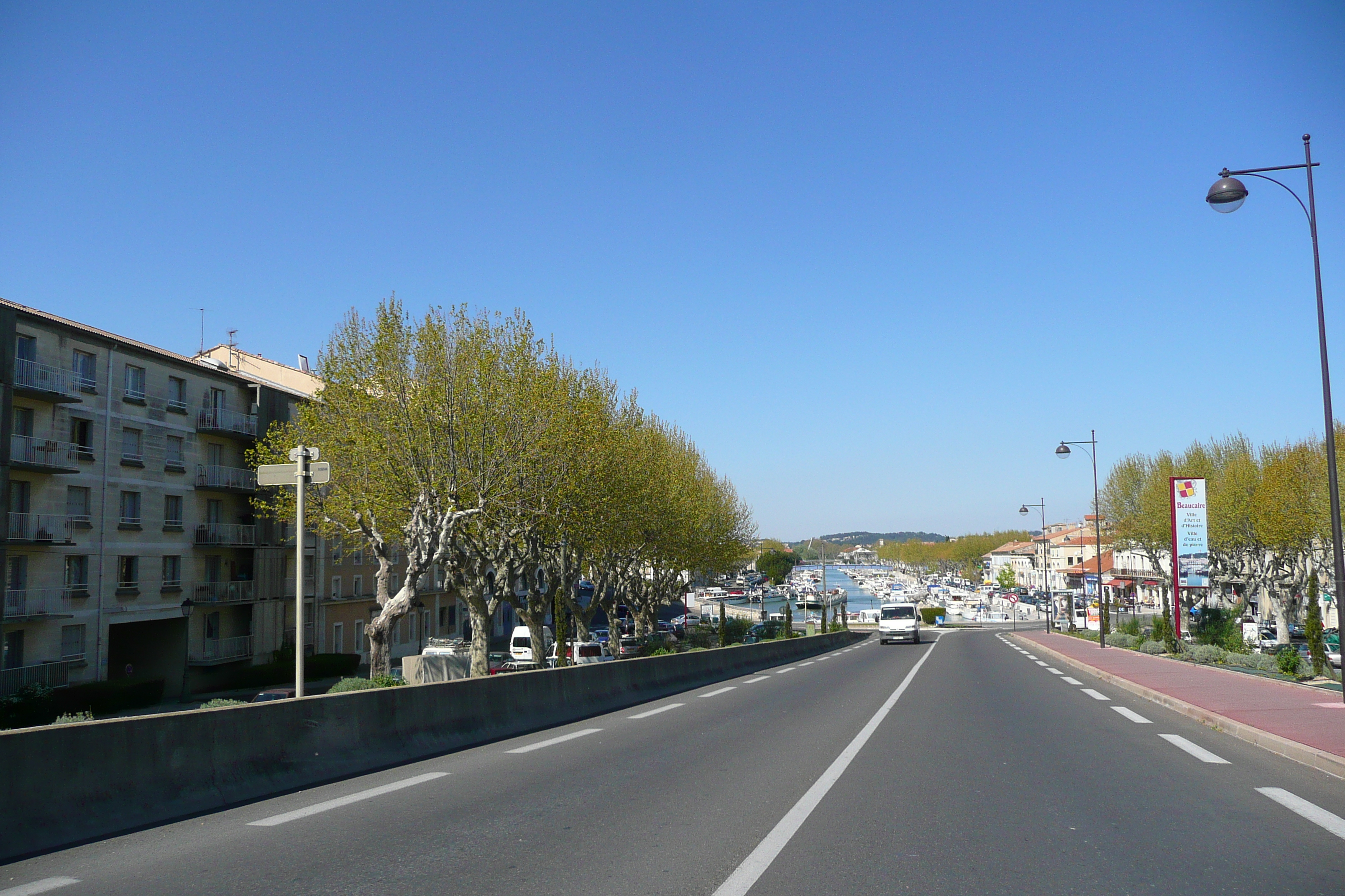 Picture France Beaucaire 2008-04 16 - Recreation Beaucaire