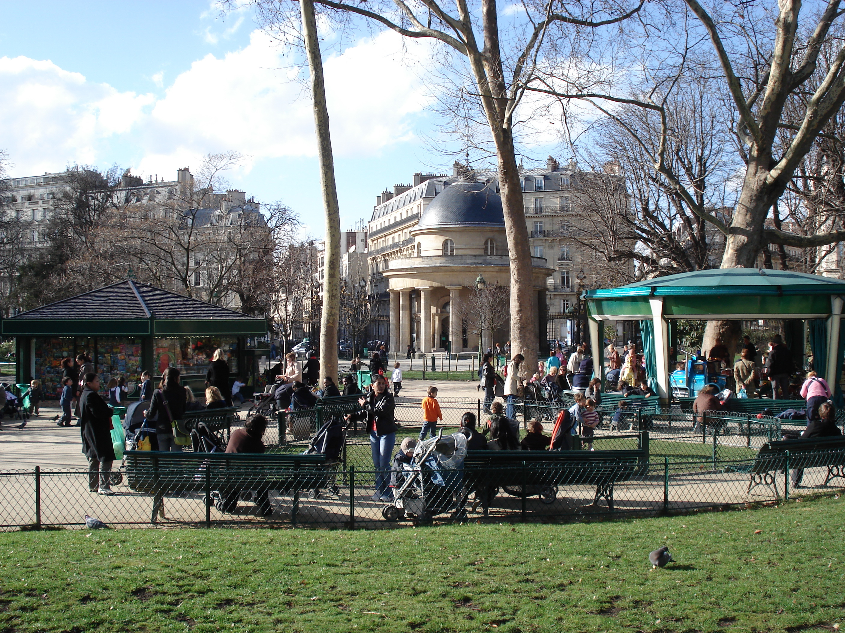 Picture France Paris Monceau Garden 2006-03 31 - Tour Monceau Garden