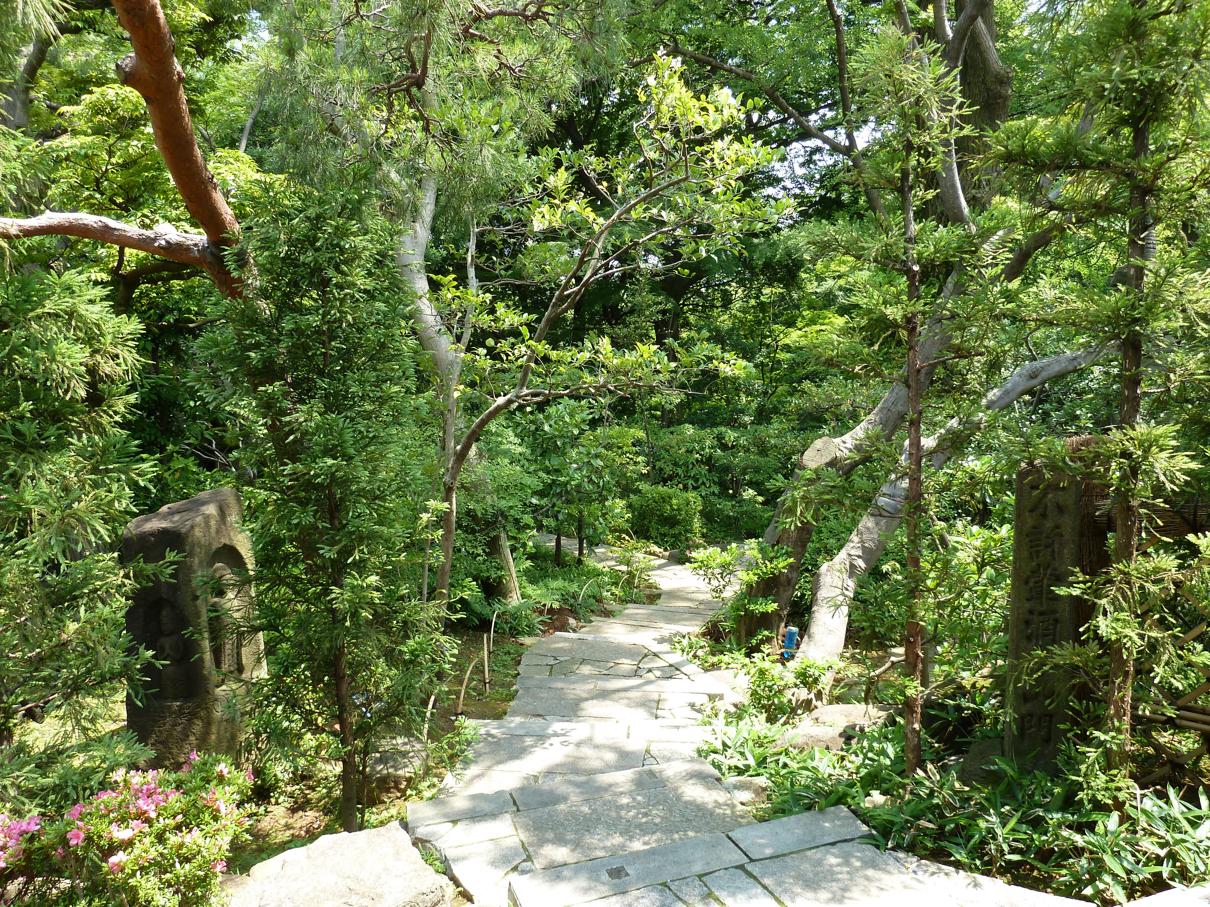 Picture Japan Tokyo Nezu Museum 2010-06 104 - Around Nezu Museum