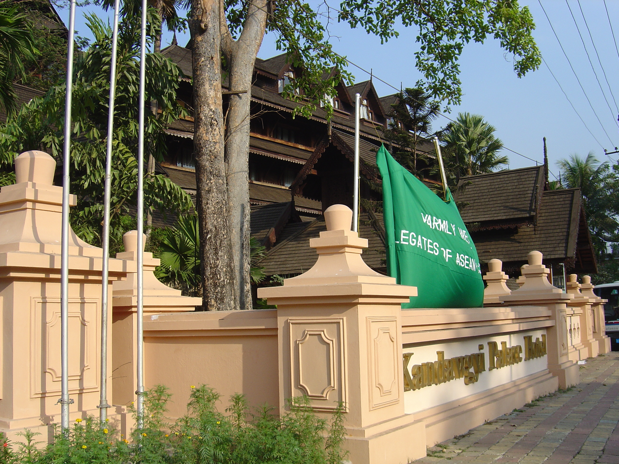 Picture Myanmar Yangon Kandawgyi Palace Hotel 2005-01 7 - Tours Kandawgyi Palace Hotel