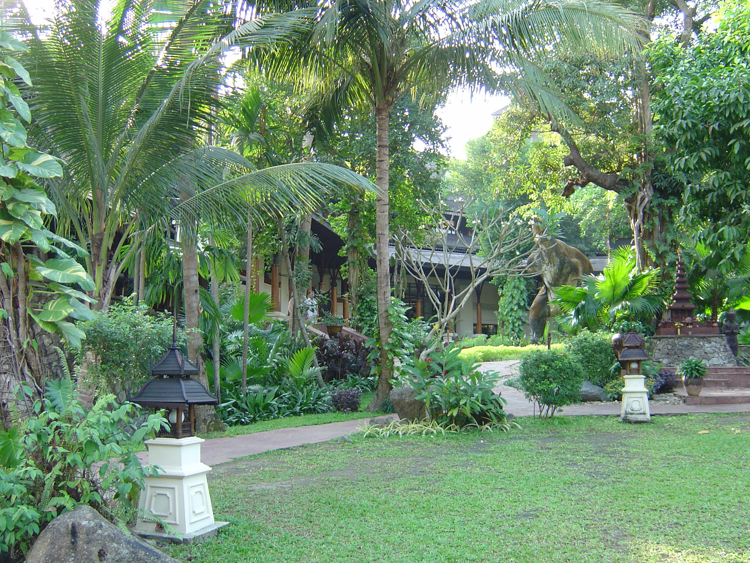 Picture Myanmar Yangon Kandawgyi Palace Hotel 2005-01 20 - Recreation Kandawgyi Palace Hotel