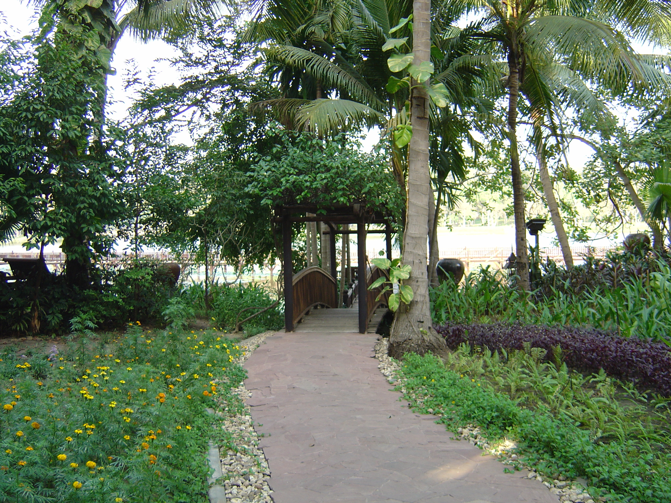 Picture Myanmar Yangon Kandawgyi Palace Hotel 2005-01 12 - Tours Kandawgyi Palace Hotel