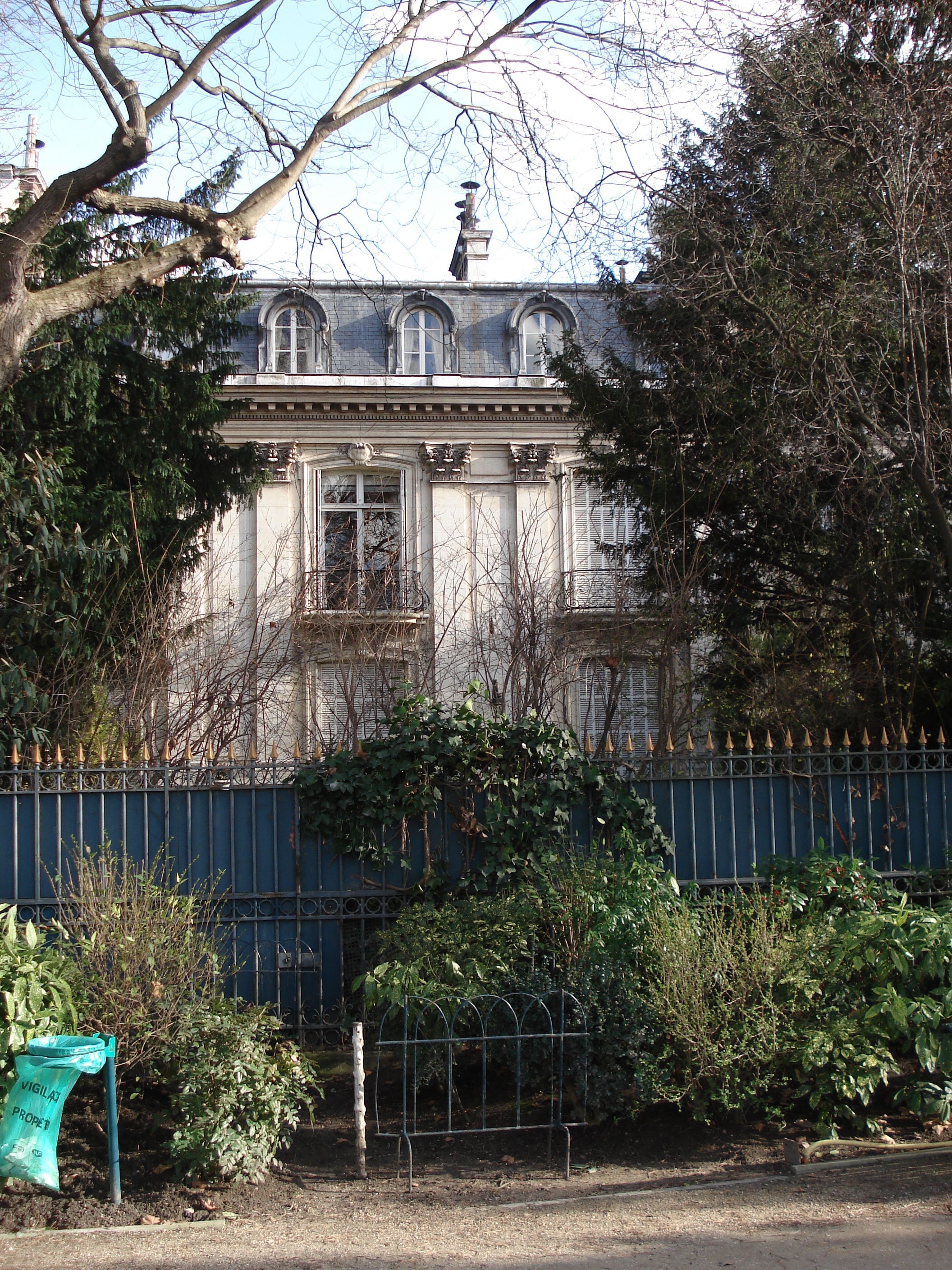 Picture France Paris Monceau Garden 2006-03 20 - History Monceau Garden