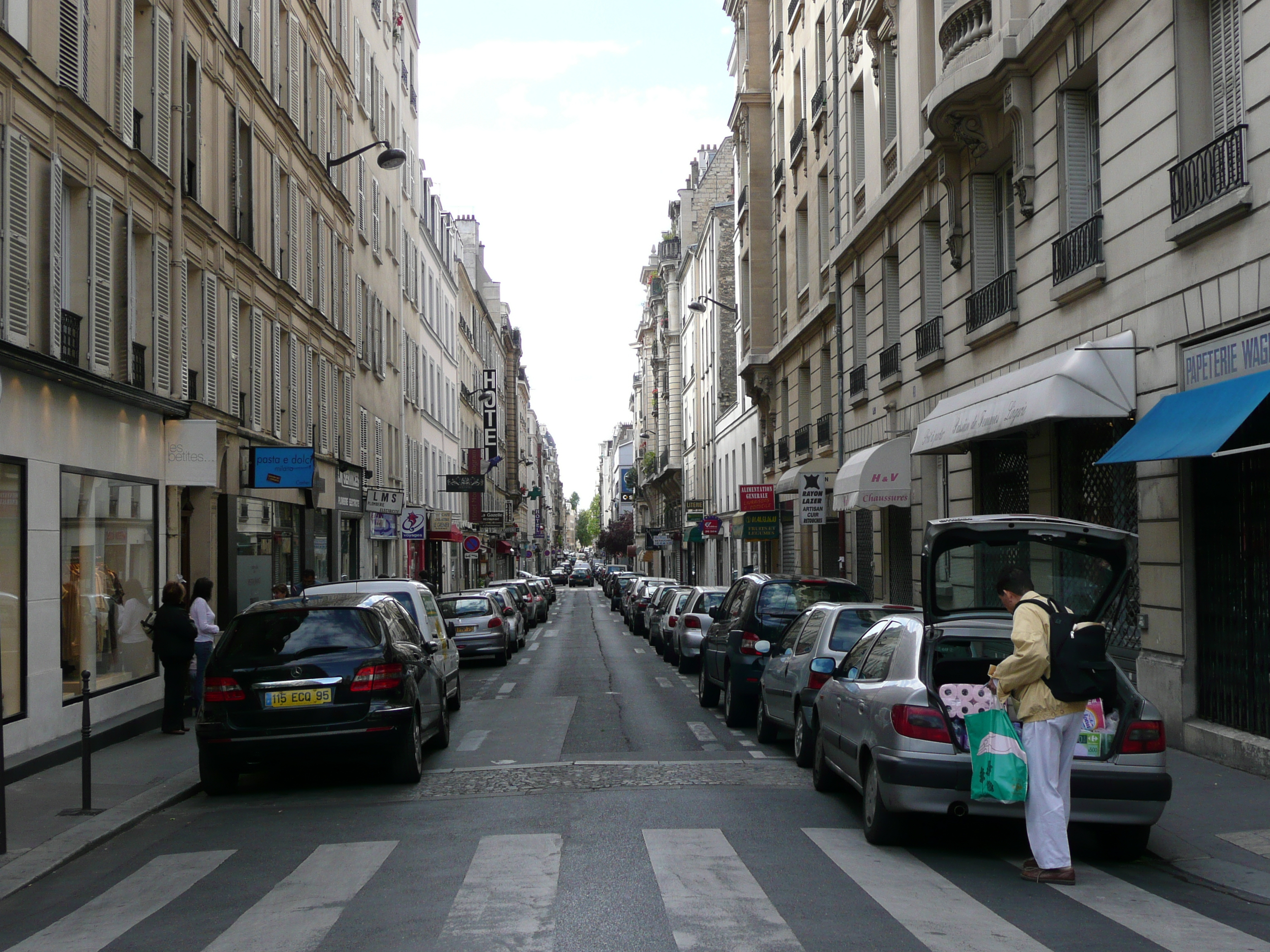 Picture France Paris 17th Arrondissement Avenue de Wagram 2007-05 45 - Center Avenue de Wagram