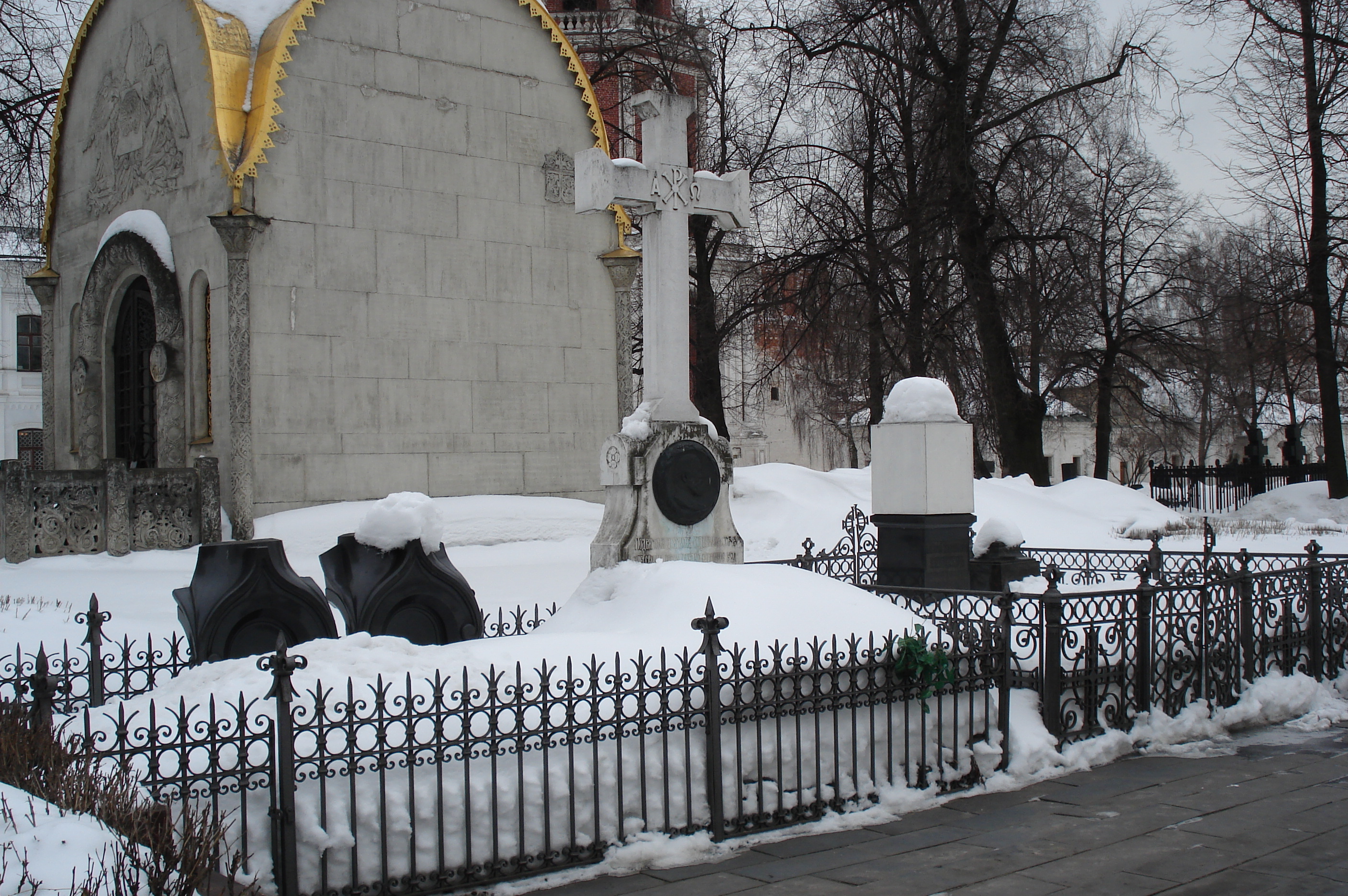 Picture Russia Moscow New Maiden convent and cemetery 2006-03 16 - Tour New Maiden convent and cemetery