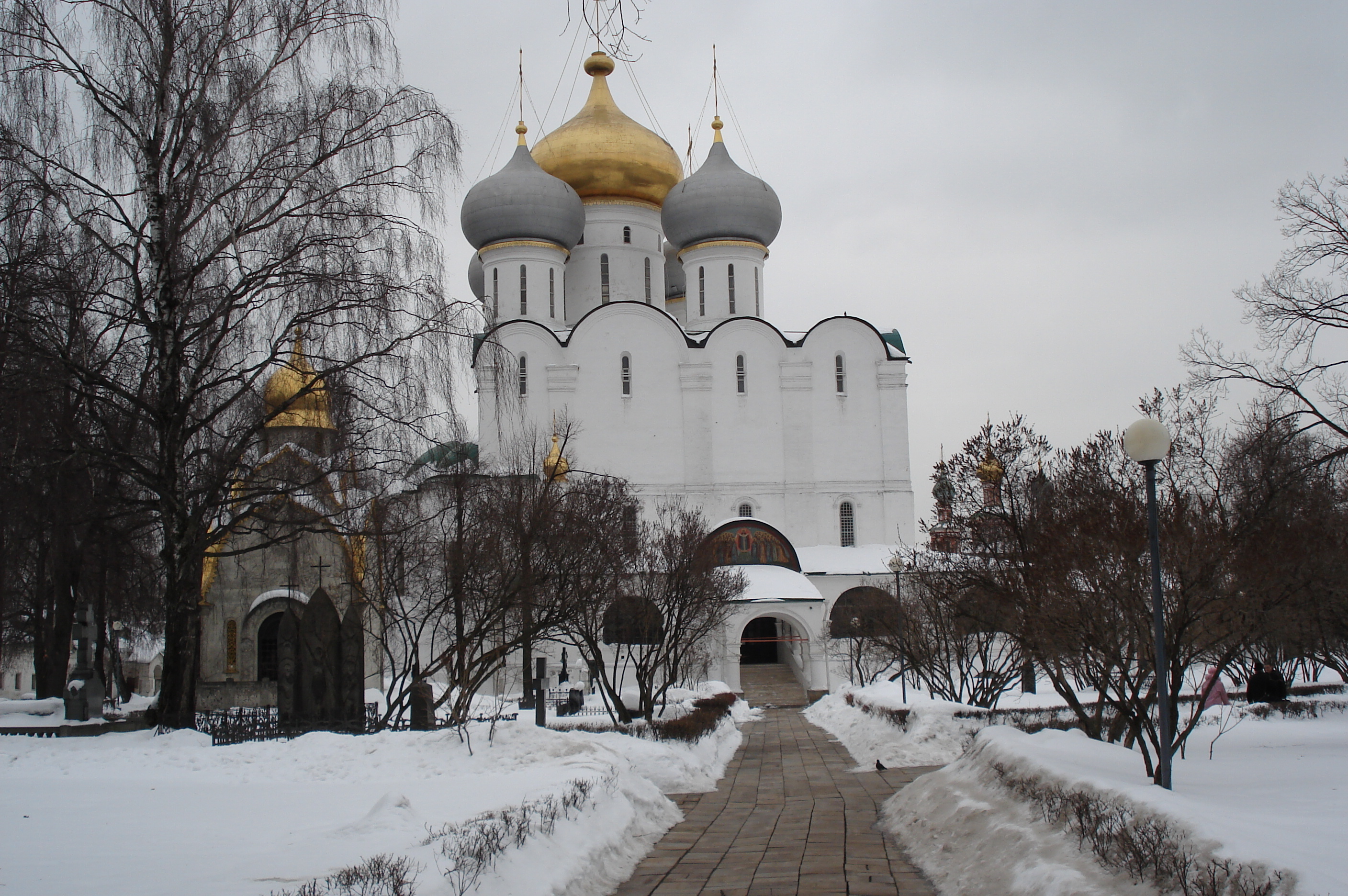 Picture Russia Moscow New Maiden convent and cemetery 2006-03 12 - Recreation New Maiden convent and cemetery