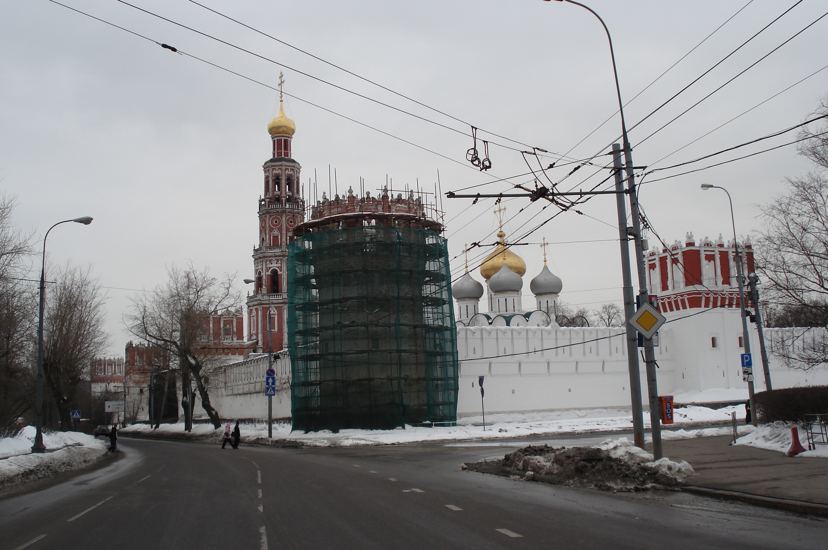 Picture Russia Moscow New Maiden convent and cemetery 2006-03 17 - Recreation New Maiden convent and cemetery