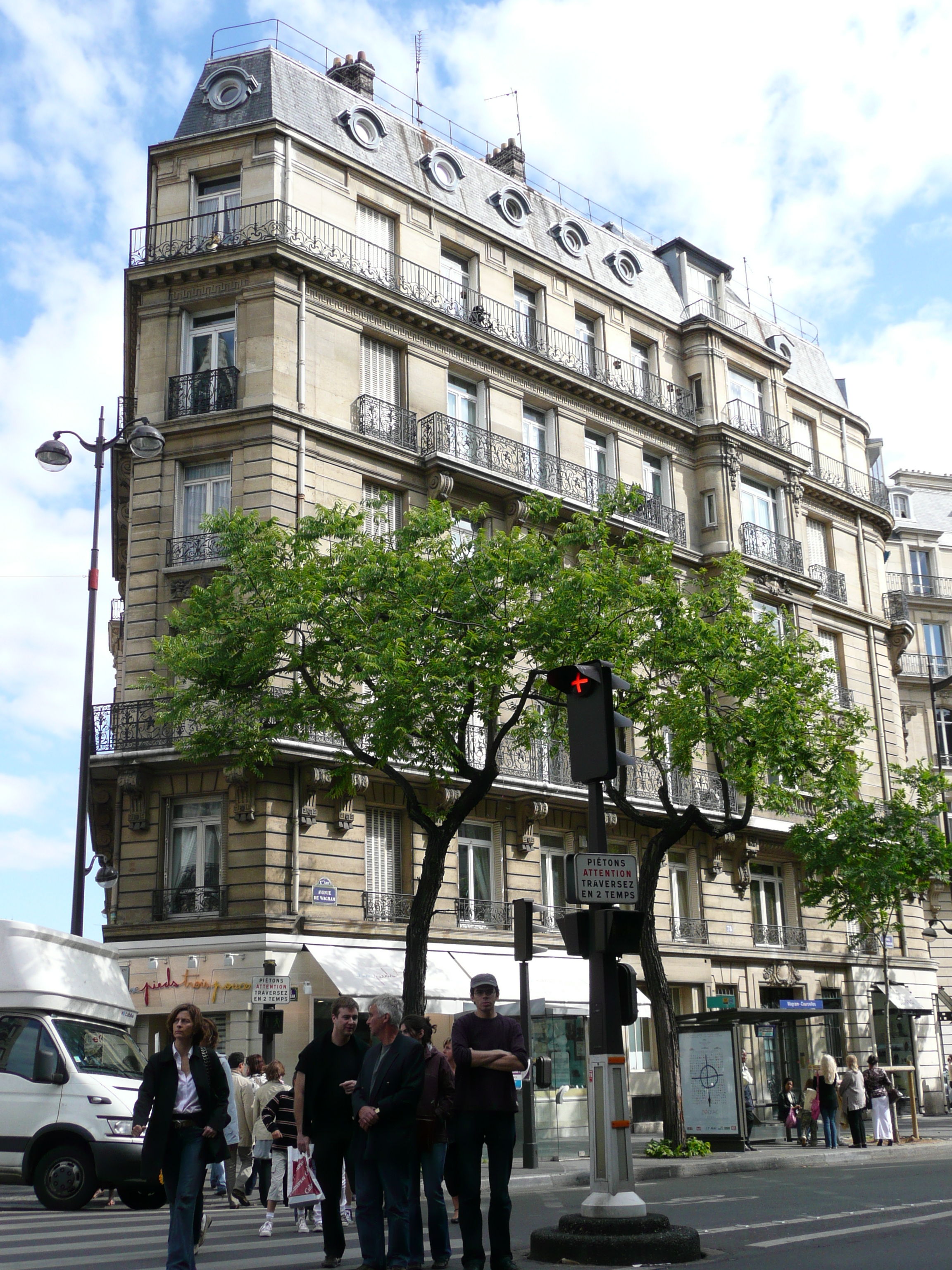 Picture France Paris 17th Arrondissement Avenue de Wagram 2007-05 46 - Center Avenue de Wagram