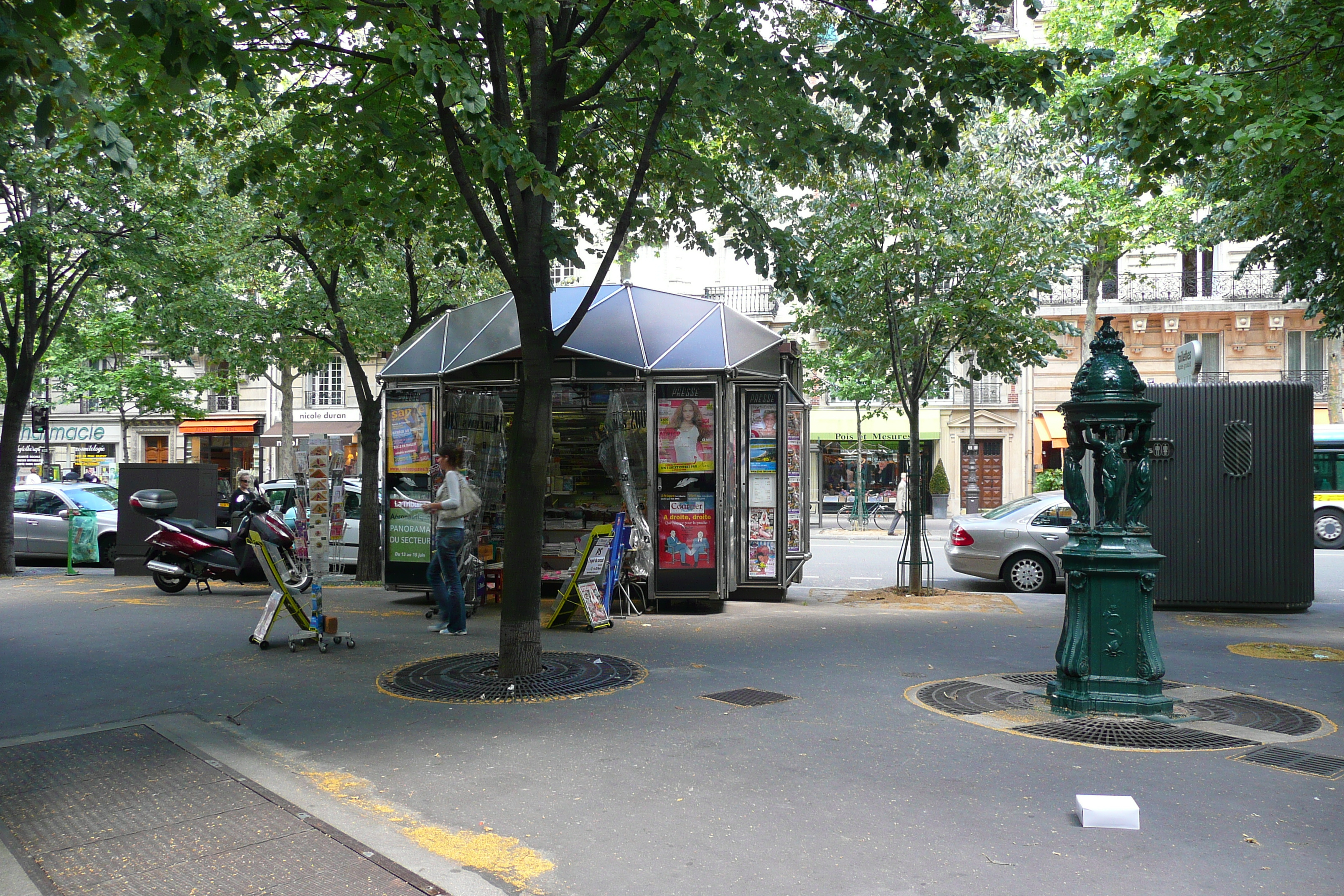 Picture France Paris Avenue Niel 2007-06 83 - Center Avenue Niel