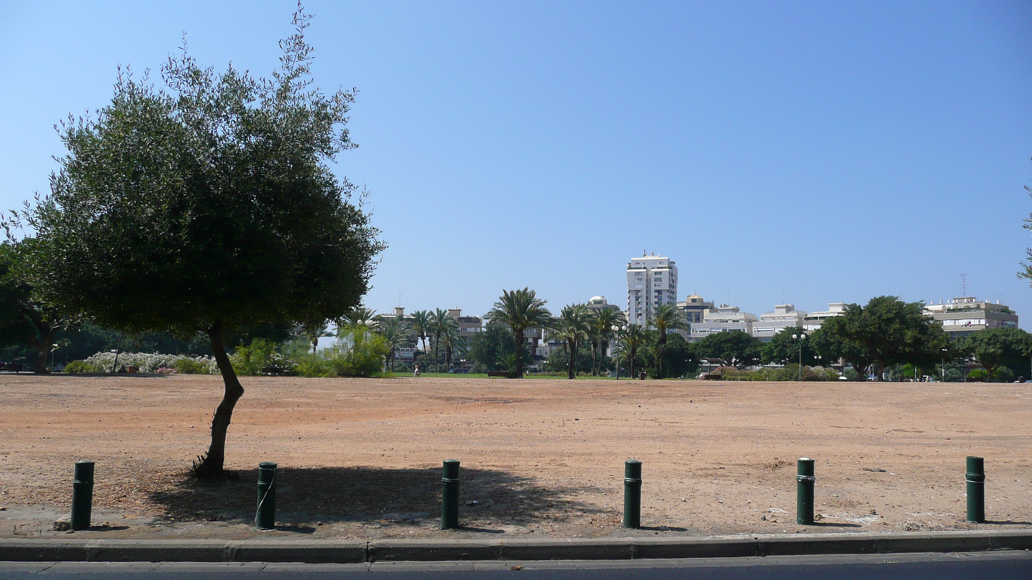 Picture Israel Tel Aviv Kikar Hamedina 2007-06 8 - Tours Kikar Hamedina