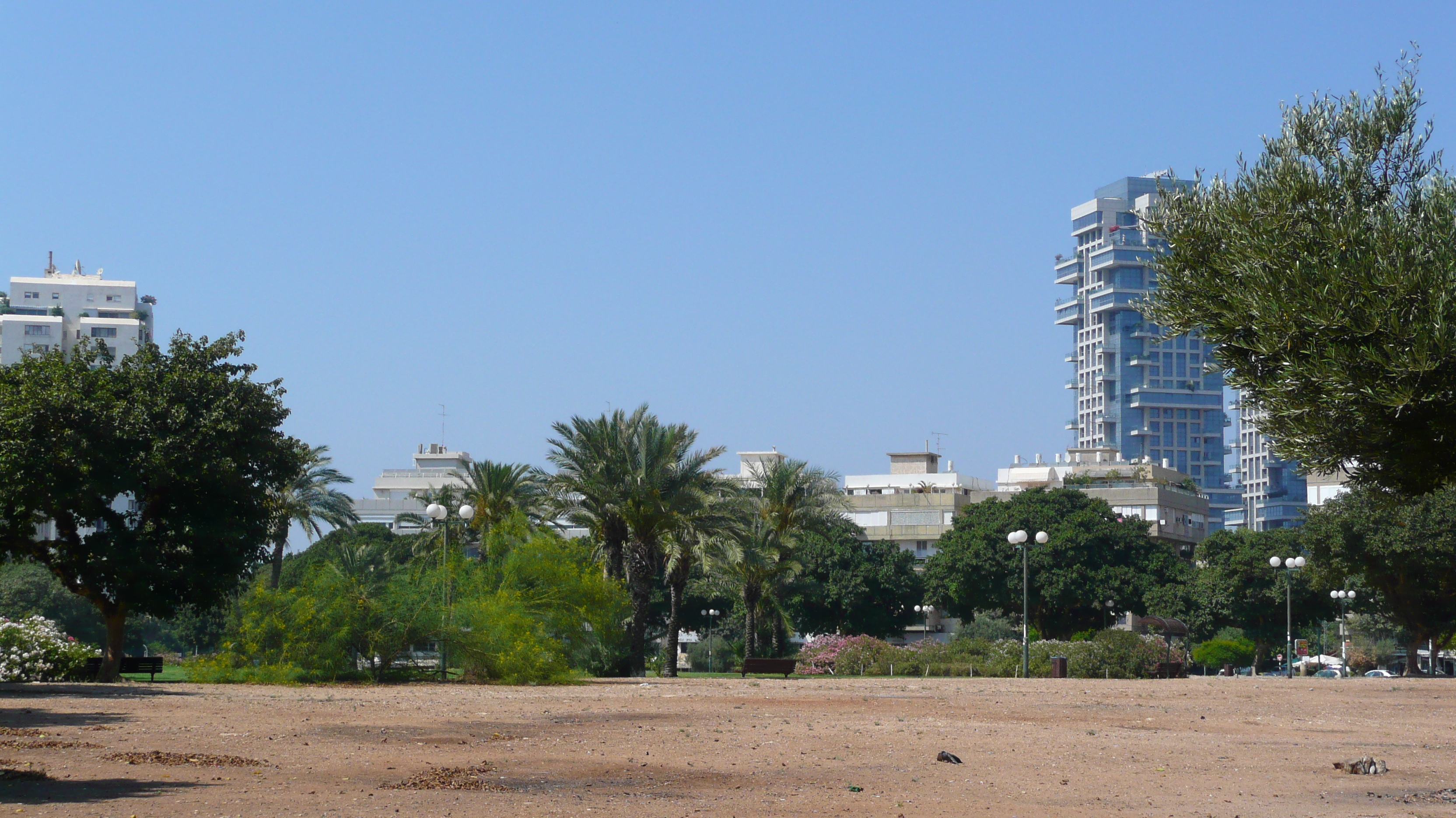 Picture Israel Tel Aviv Kikar Hamedina 2007-06 1 - Tour Kikar Hamedina