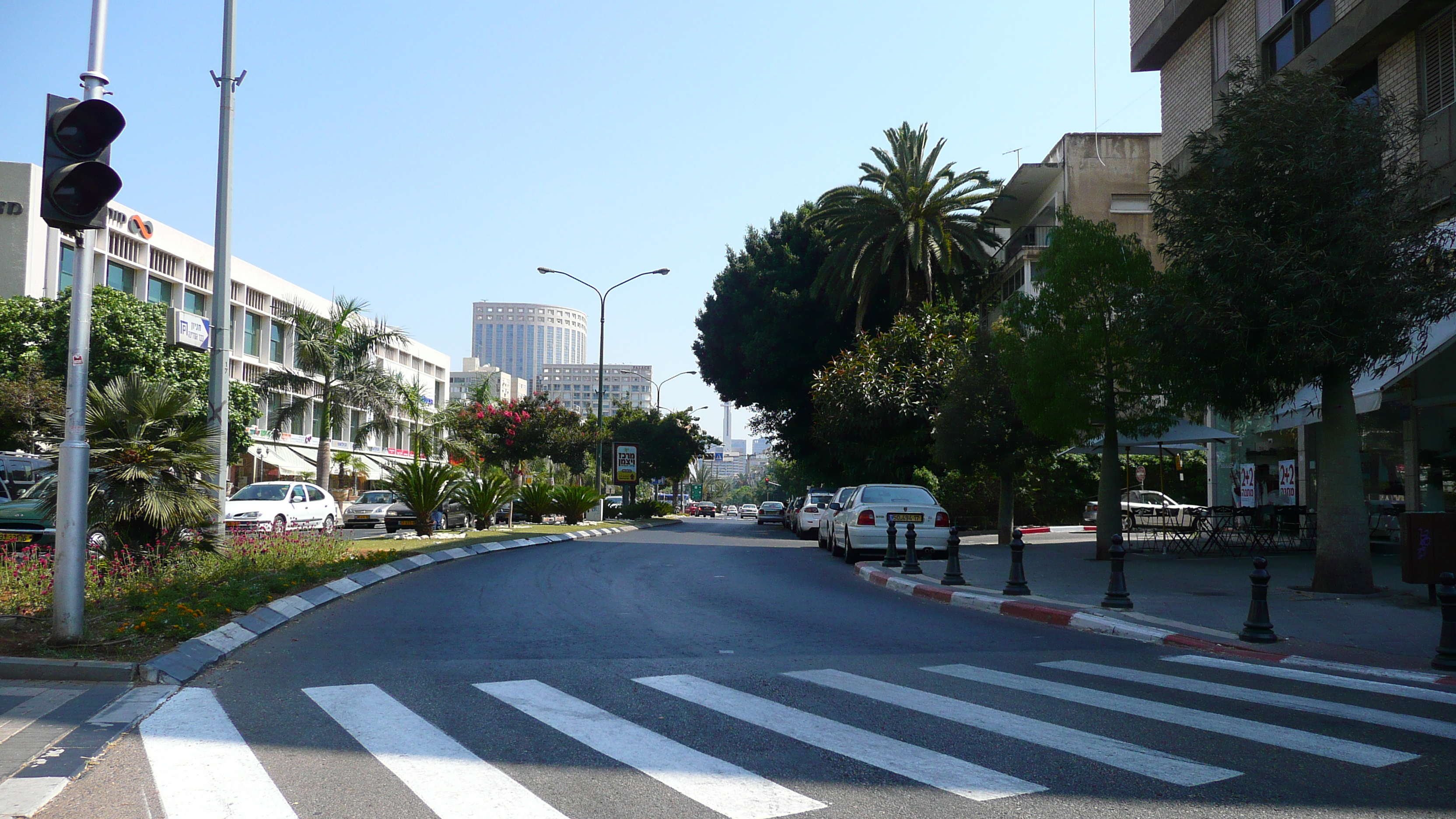 Picture Israel Tel Aviv Kikar Hamedina 2007-06 10 - Discovery Kikar Hamedina