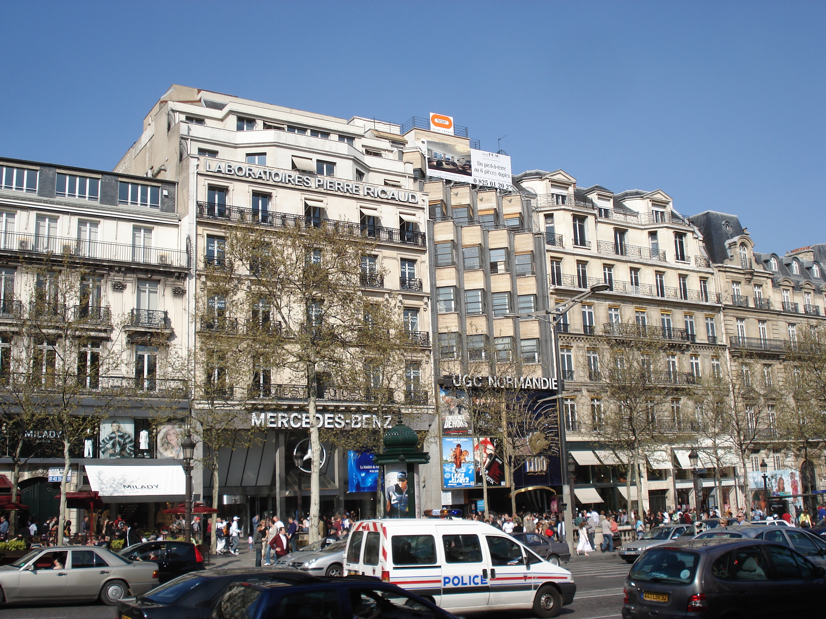 Picture France Paris Champs Elysees 2006-04 22 - Recreation Champs Elysees