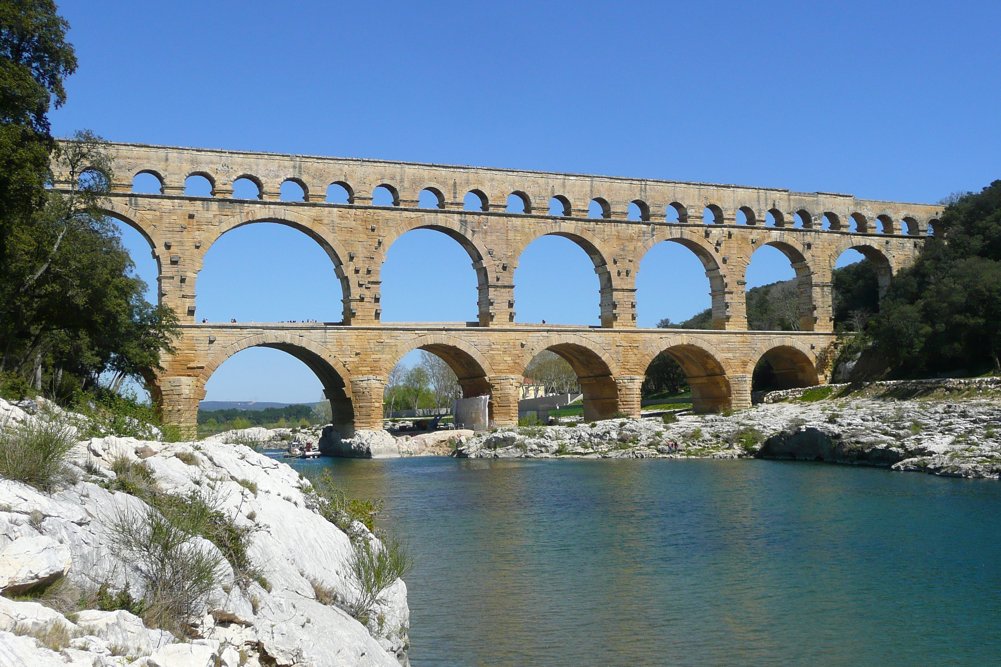 Picture France Pont du Gard 2008-04 22 - Tours Pont du Gard