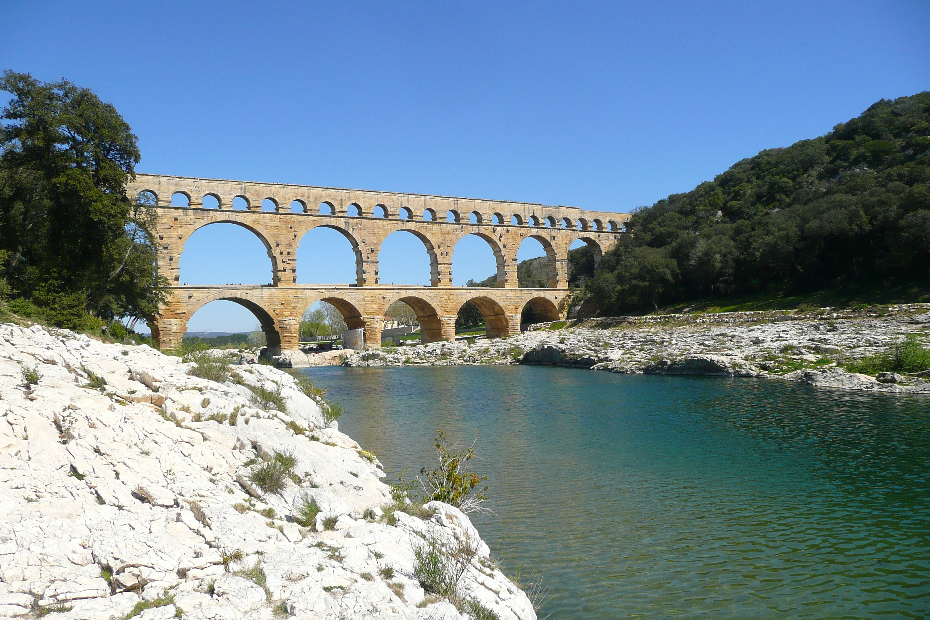 Picture France Pont du Gard 2008-04 19 - Center Pont du Gard