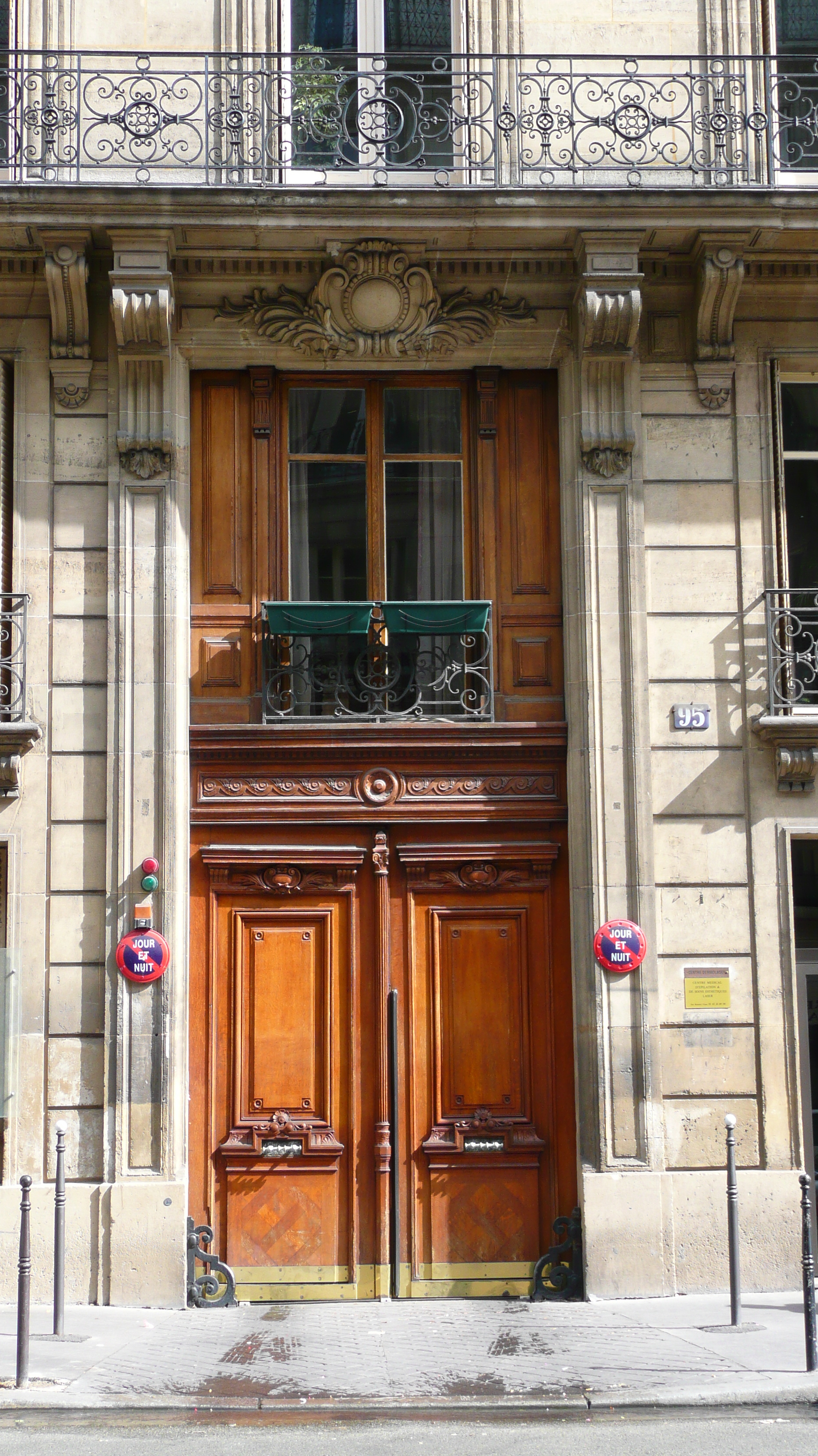 Picture France Paris 17th Arrondissement Rue Jouffroy d'Abbans 2007-05 16 - Recreation Rue Jouffroy d'Abbans