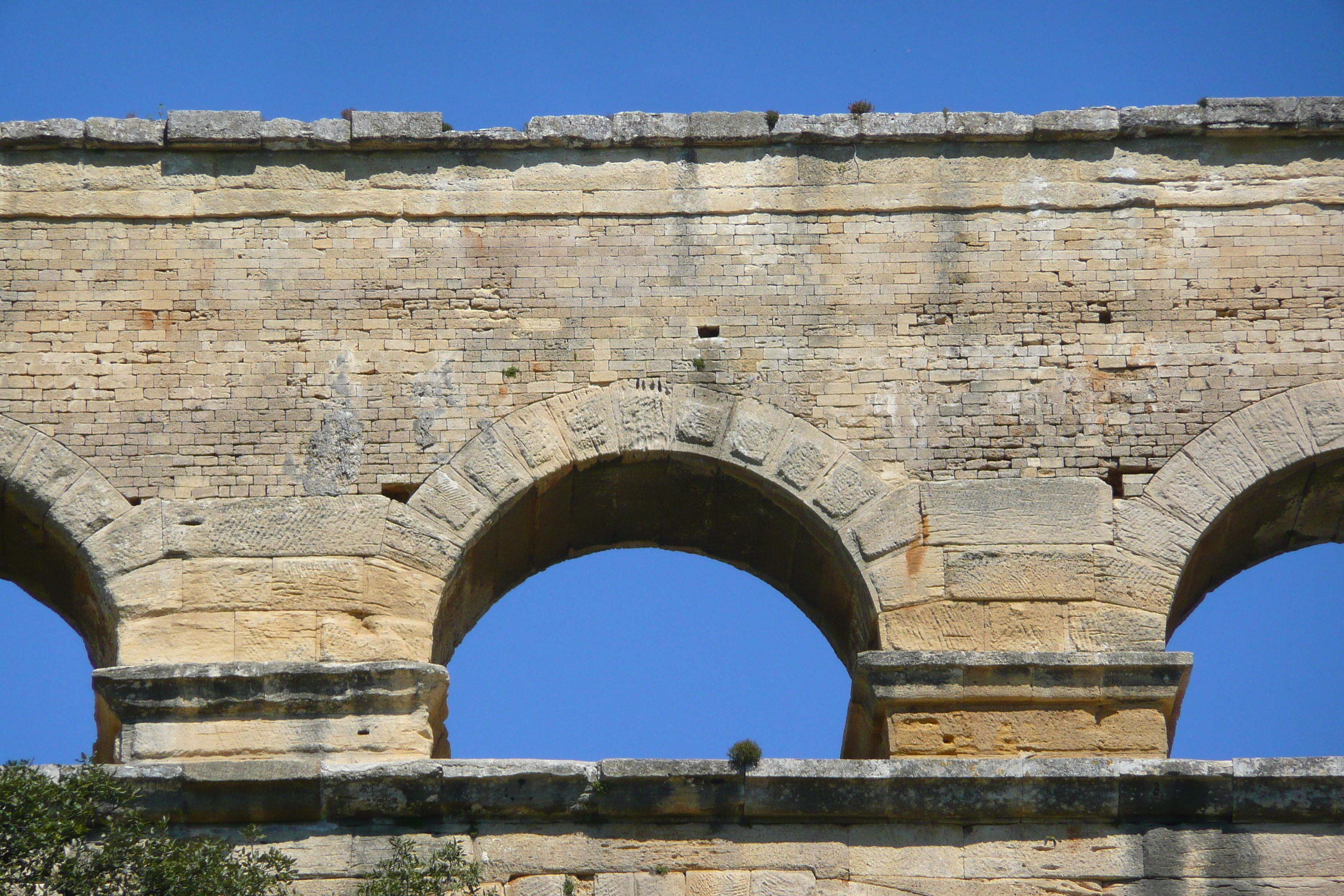 Picture France Pont du Gard 2008-04 14 - Tours Pont du Gard