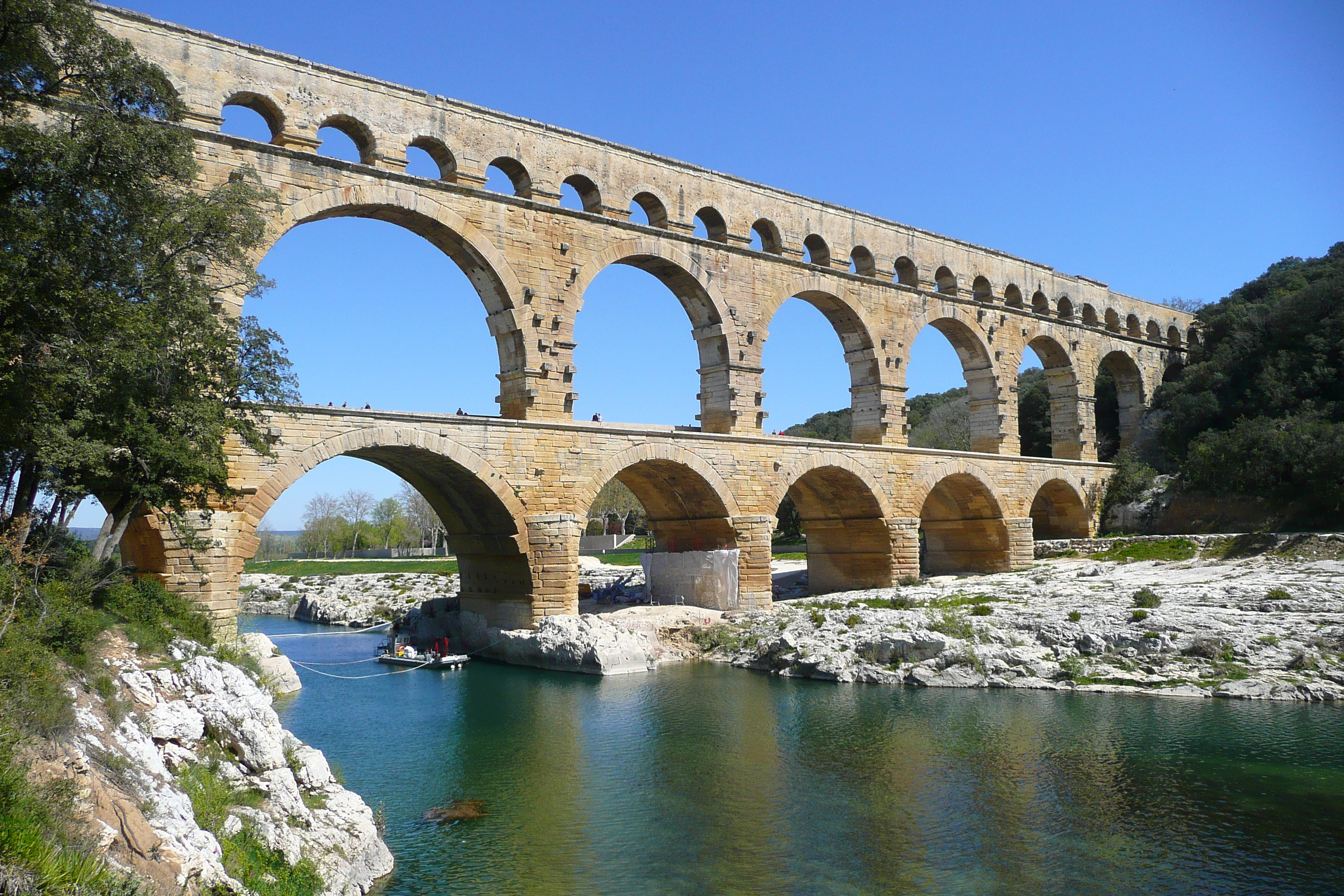 Picture France Pont du Gard 2008-04 13 - Recreation Pont du Gard