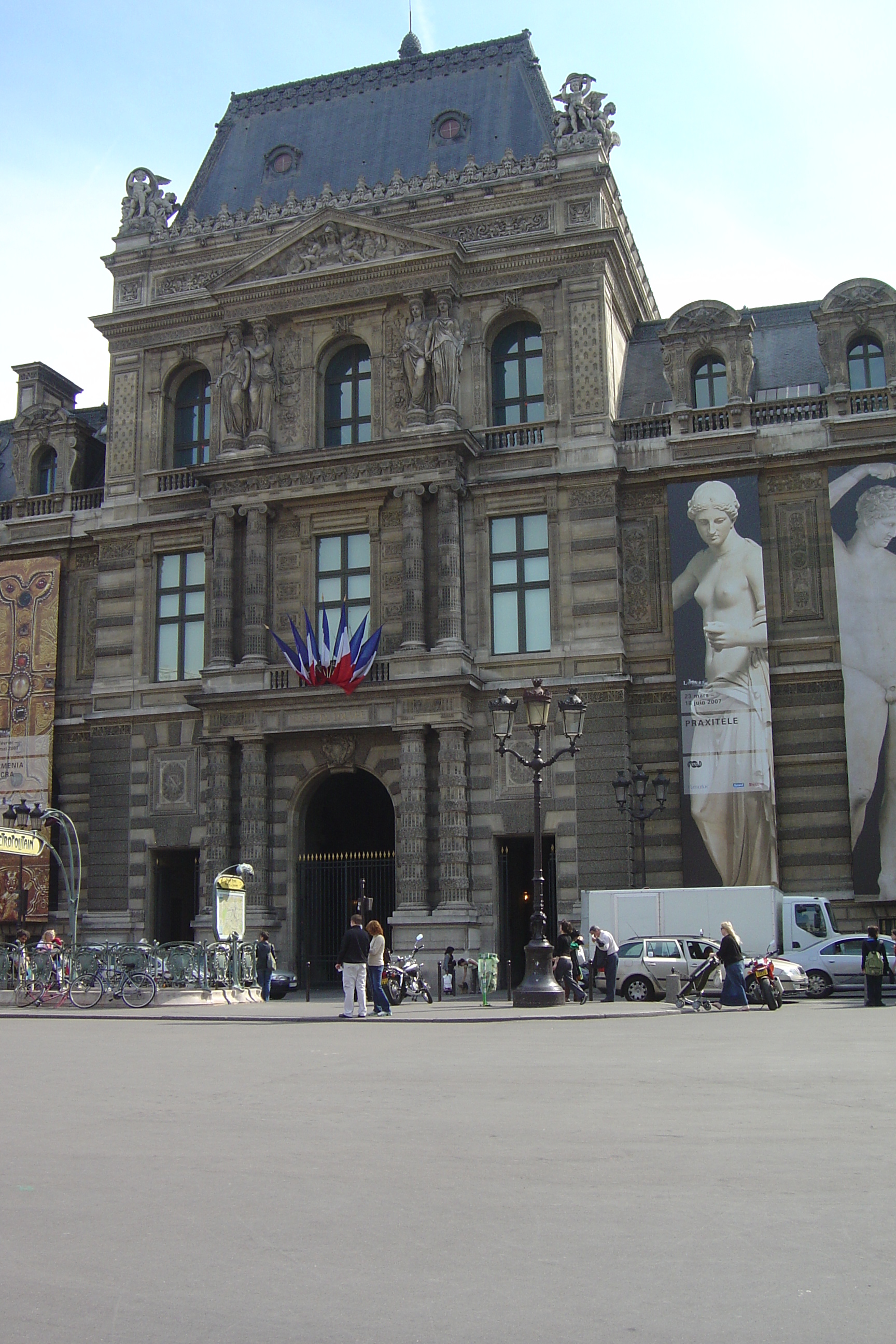 Picture France Paris Louvre 2007-05 68 - Center Louvre