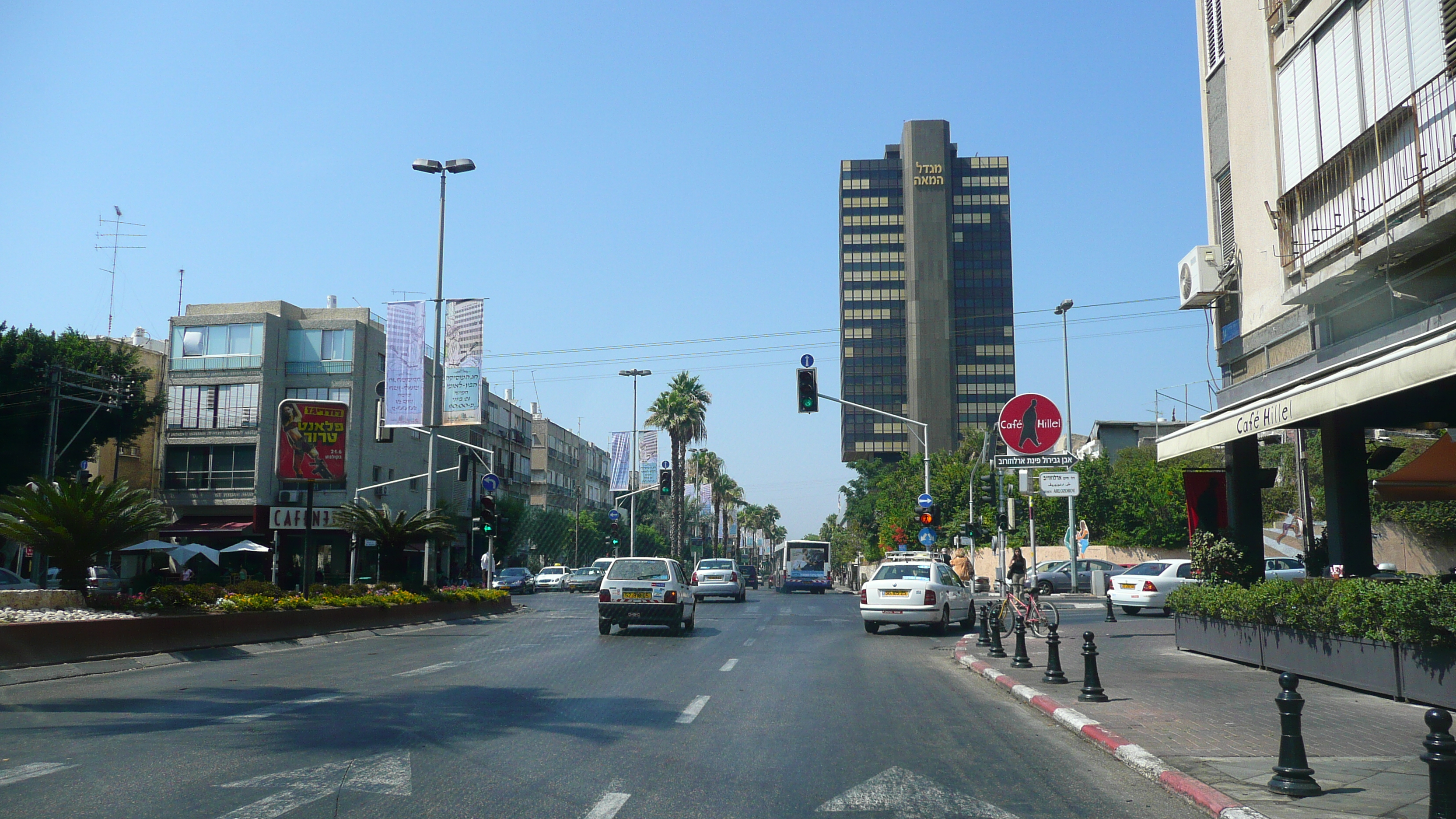 Picture Israel Tel Aviv Ibn Gvirol Street 2007-06 11 - Tour Ibn Gvirol Street