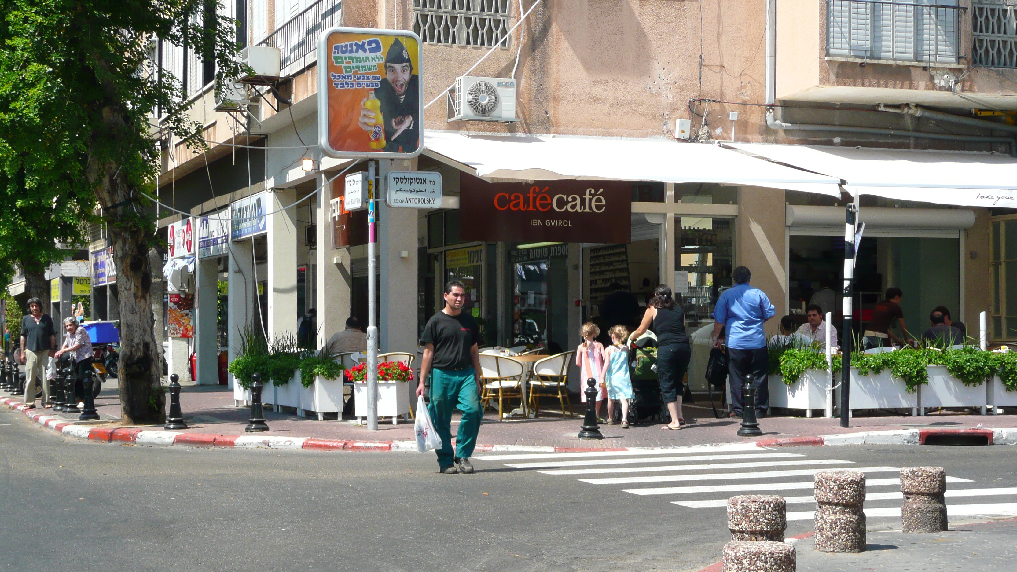 Picture Israel Tel Aviv Ibn Gvirol Street 2007-06 41 - Tours Ibn Gvirol Street