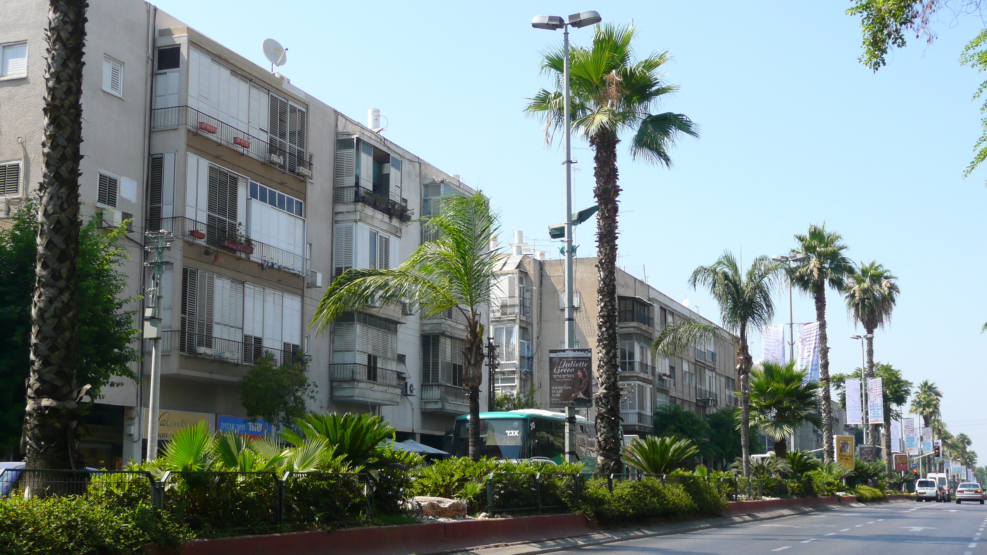 Picture Israel Tel Aviv Ibn Gvirol Street 2007-06 29 - Discovery Ibn Gvirol Street