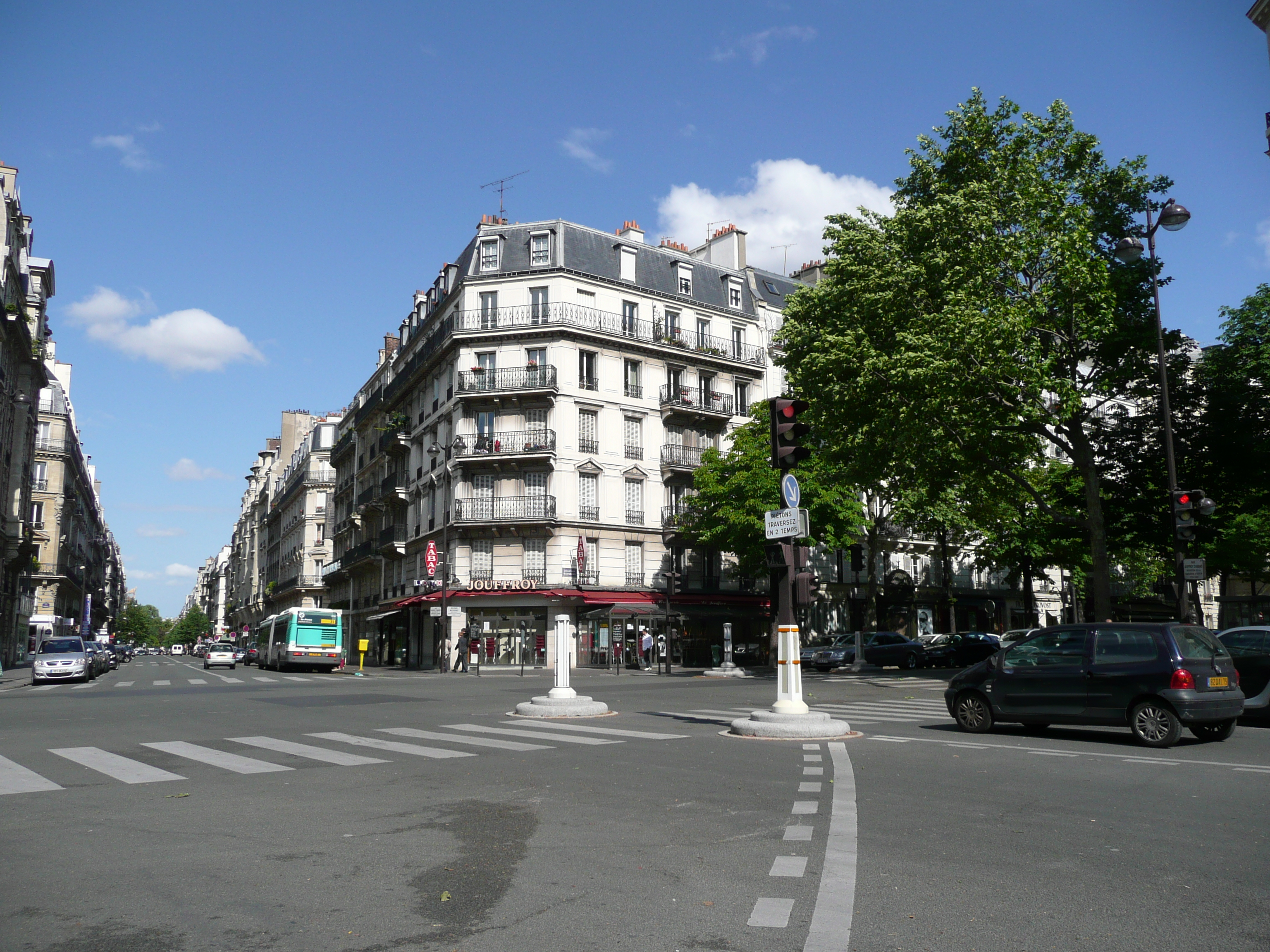 Picture France Paris 17th Arrondissement Rue Jouffroy d'Abbans 2007-05 52 - Center Rue Jouffroy d'Abbans