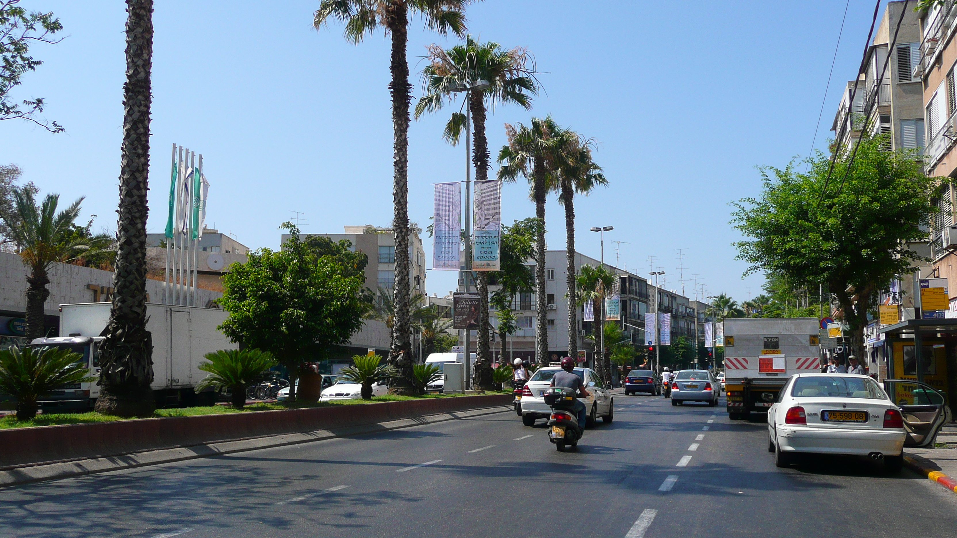 Picture Israel Tel Aviv Ibn Gvirol Street 2007-06 22 - History Ibn Gvirol Street