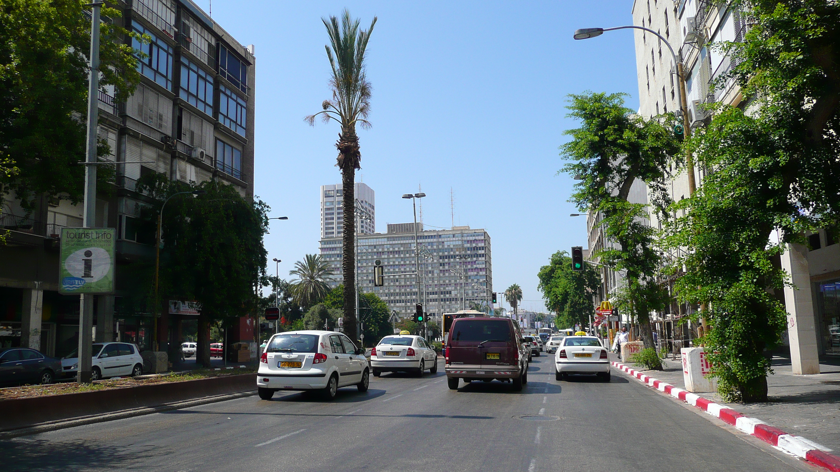 Picture Israel Tel Aviv Ibn Gvirol Street 2007-06 58 - Tours Ibn Gvirol Street