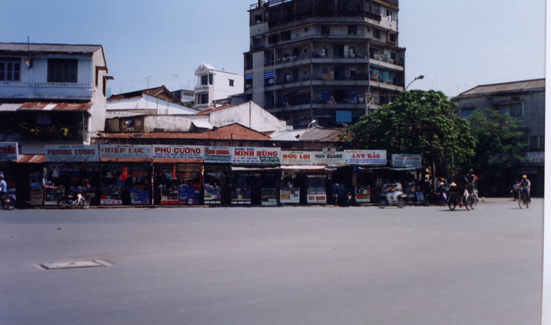 Picture Vietnam Saigon 1995-12 12 - Discovery Saigon