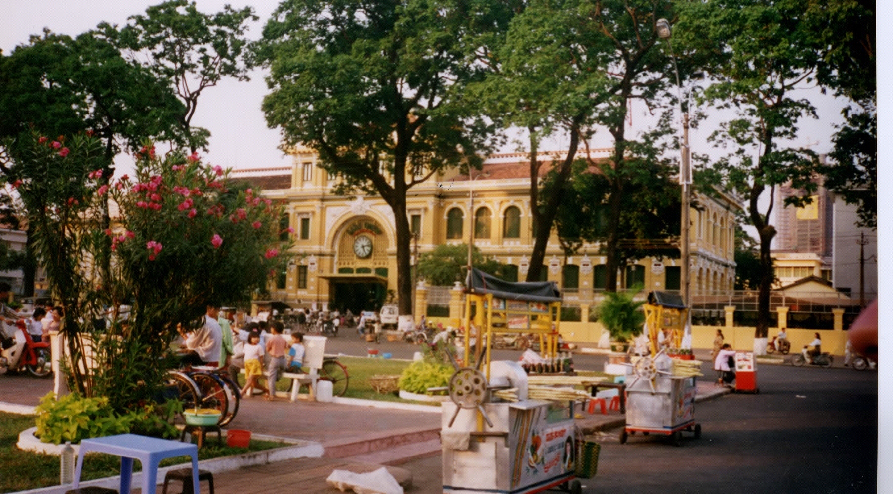 Picture Vietnam Saigon 1995-12 7 - Discovery Saigon