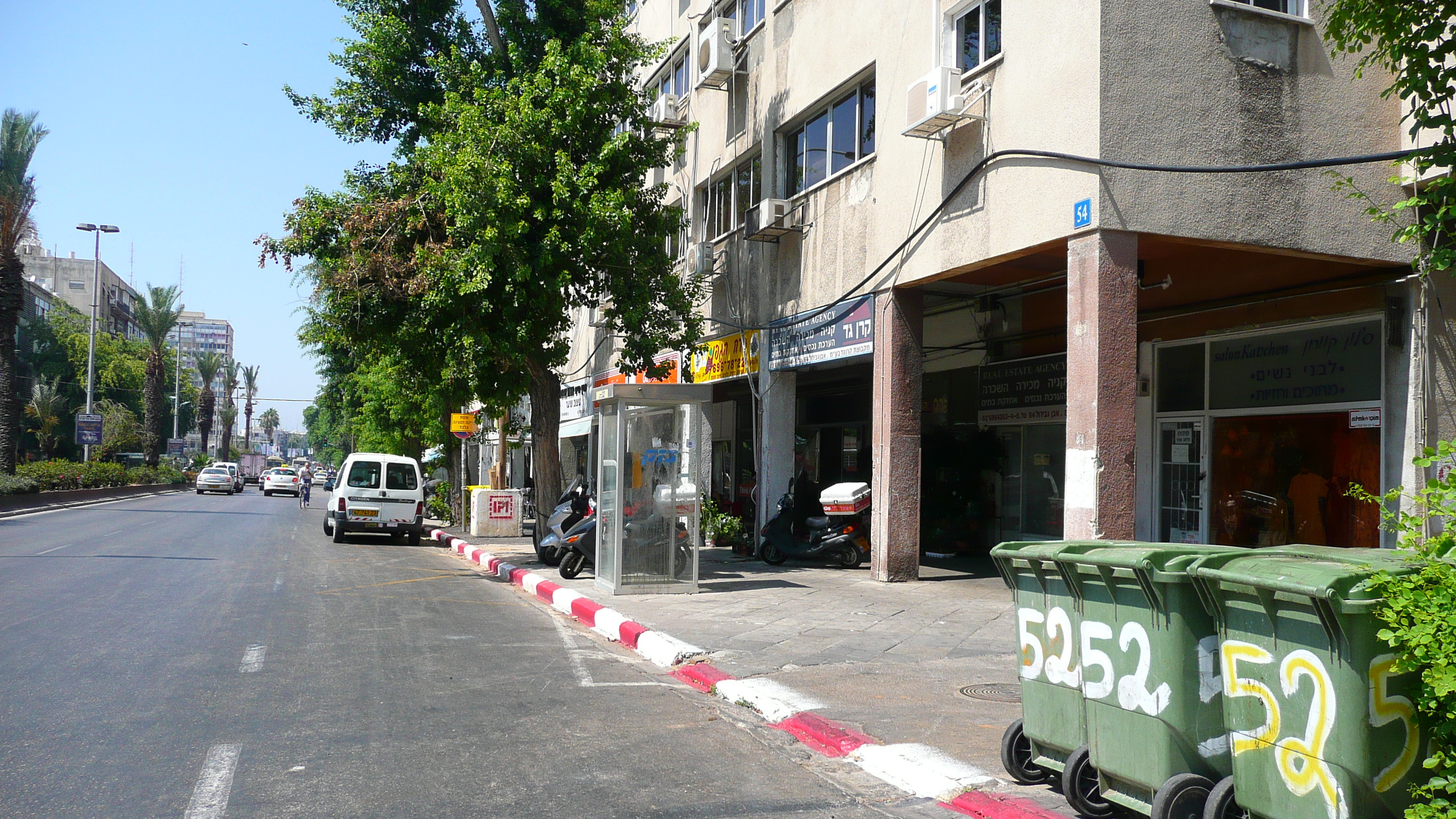 Picture Israel Tel Aviv Ibn Gvirol Street 2007-06 47 - Tours Ibn Gvirol Street