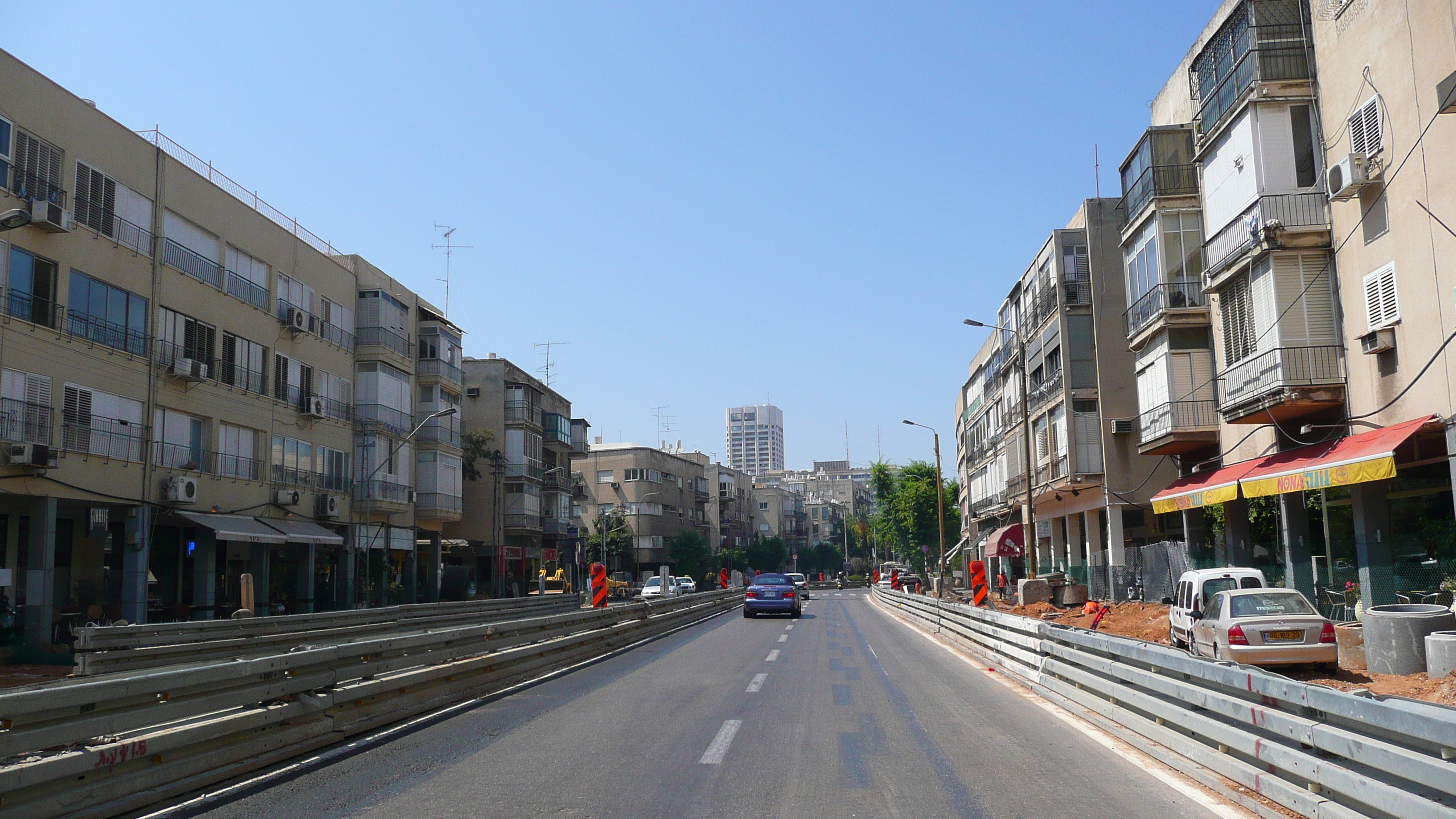 Picture Israel Tel Aviv Ibn Gvirol Street 2007-06 57 - Discovery Ibn Gvirol Street