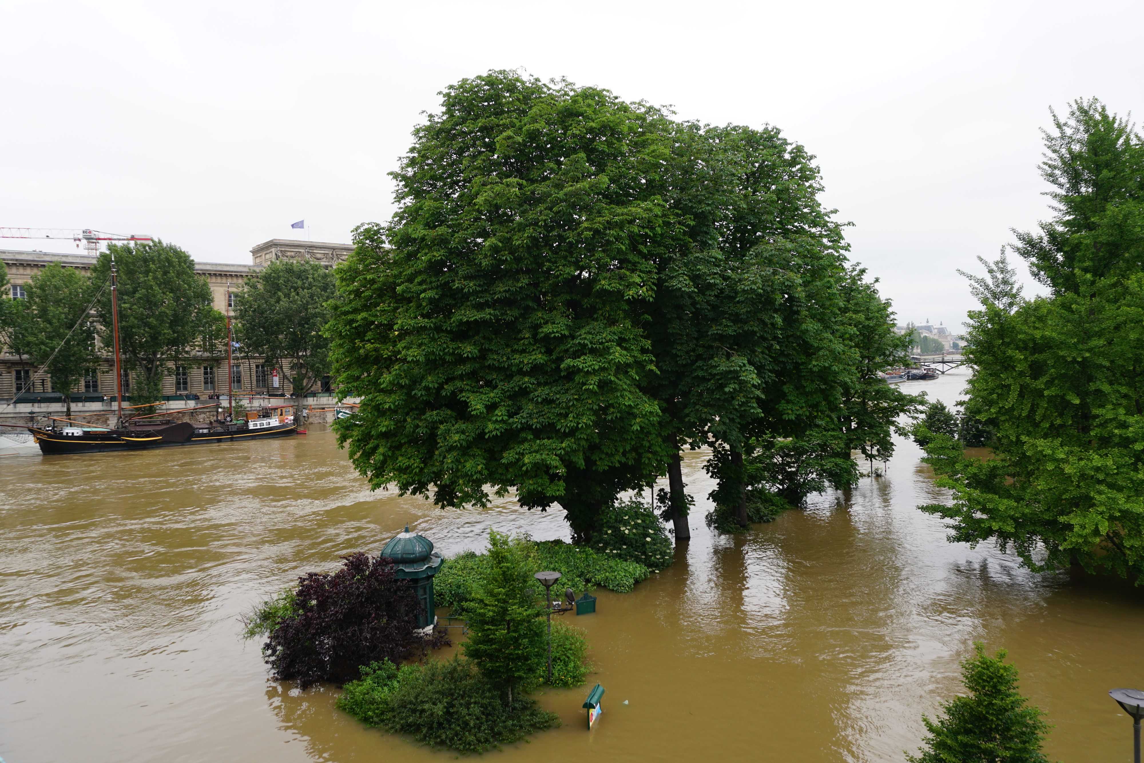 Picture France Paris Seine river 2016-06 52 - Tour Seine river