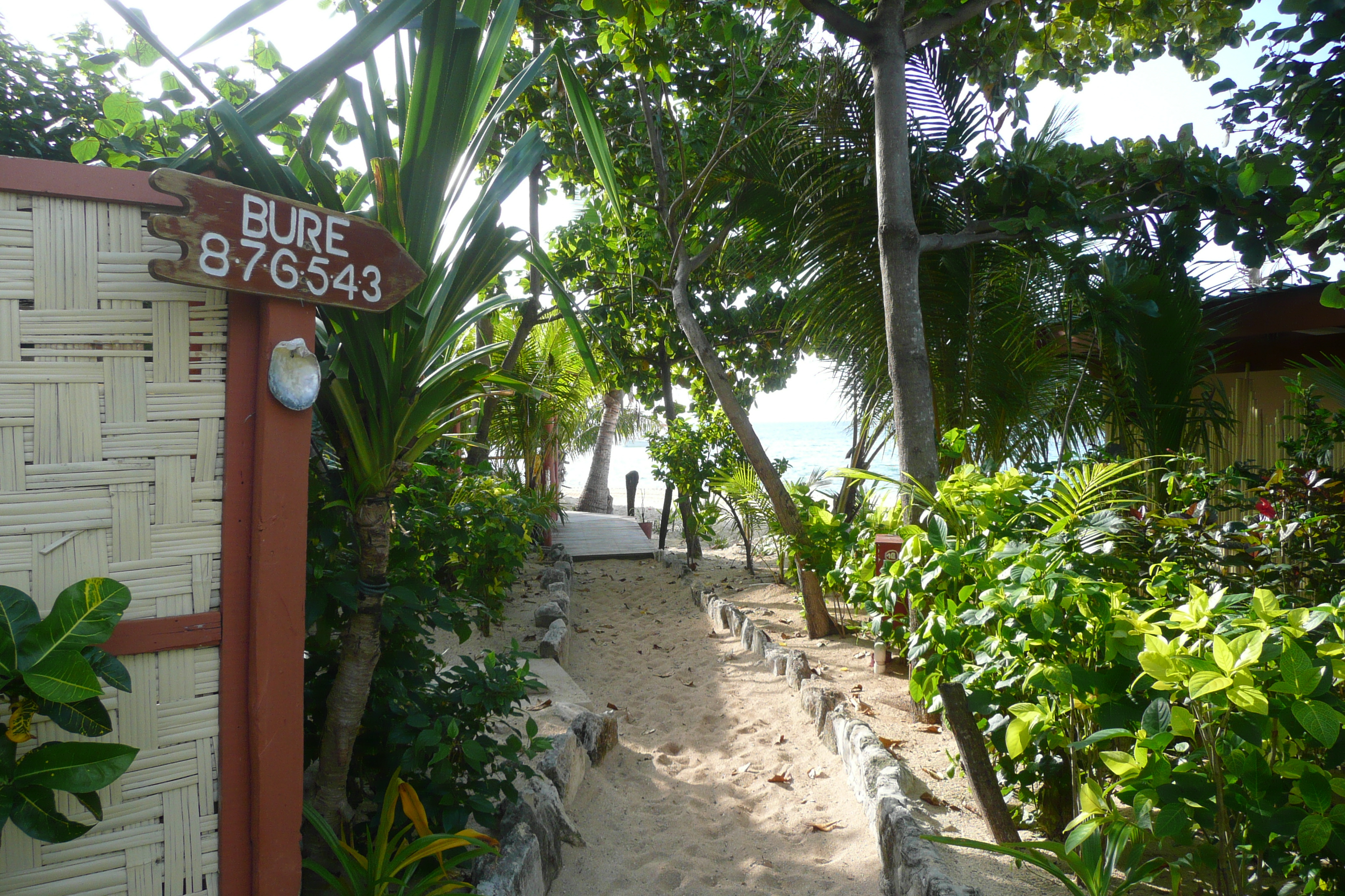 Picture Fiji Beachcomber Island 2010-05 37 - Center Beachcomber Island