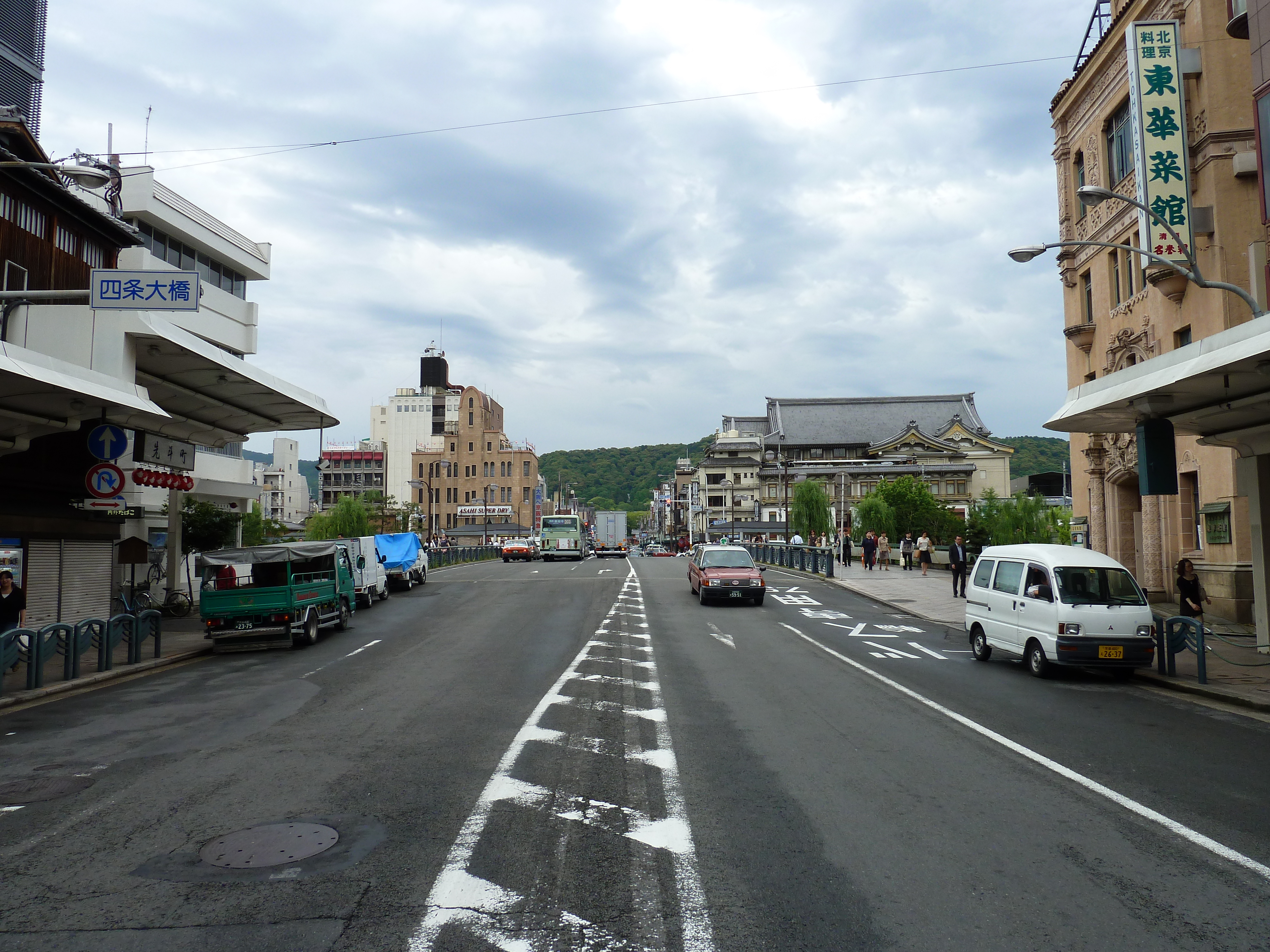 Picture Japan Kyoto Shijo dori 2010-06 4 - Center Shijo dori