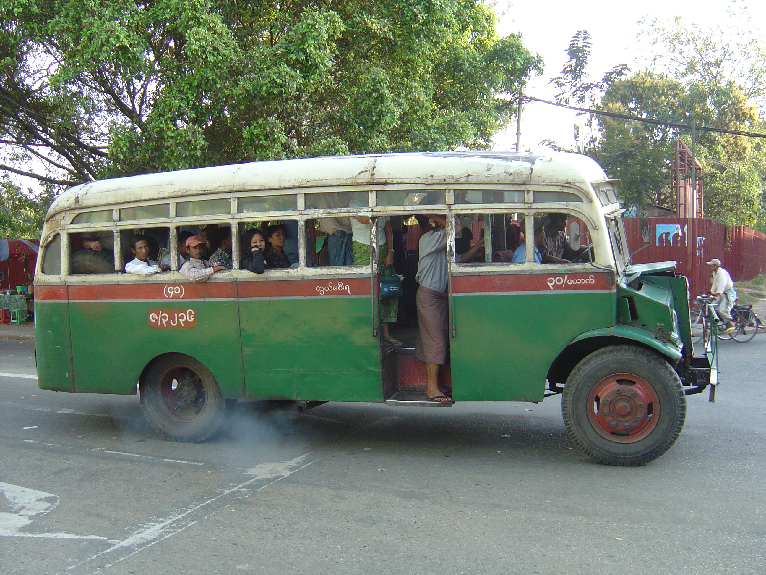 Picture Myanmar Yangon 2005-01 5 - Discovery Yangon