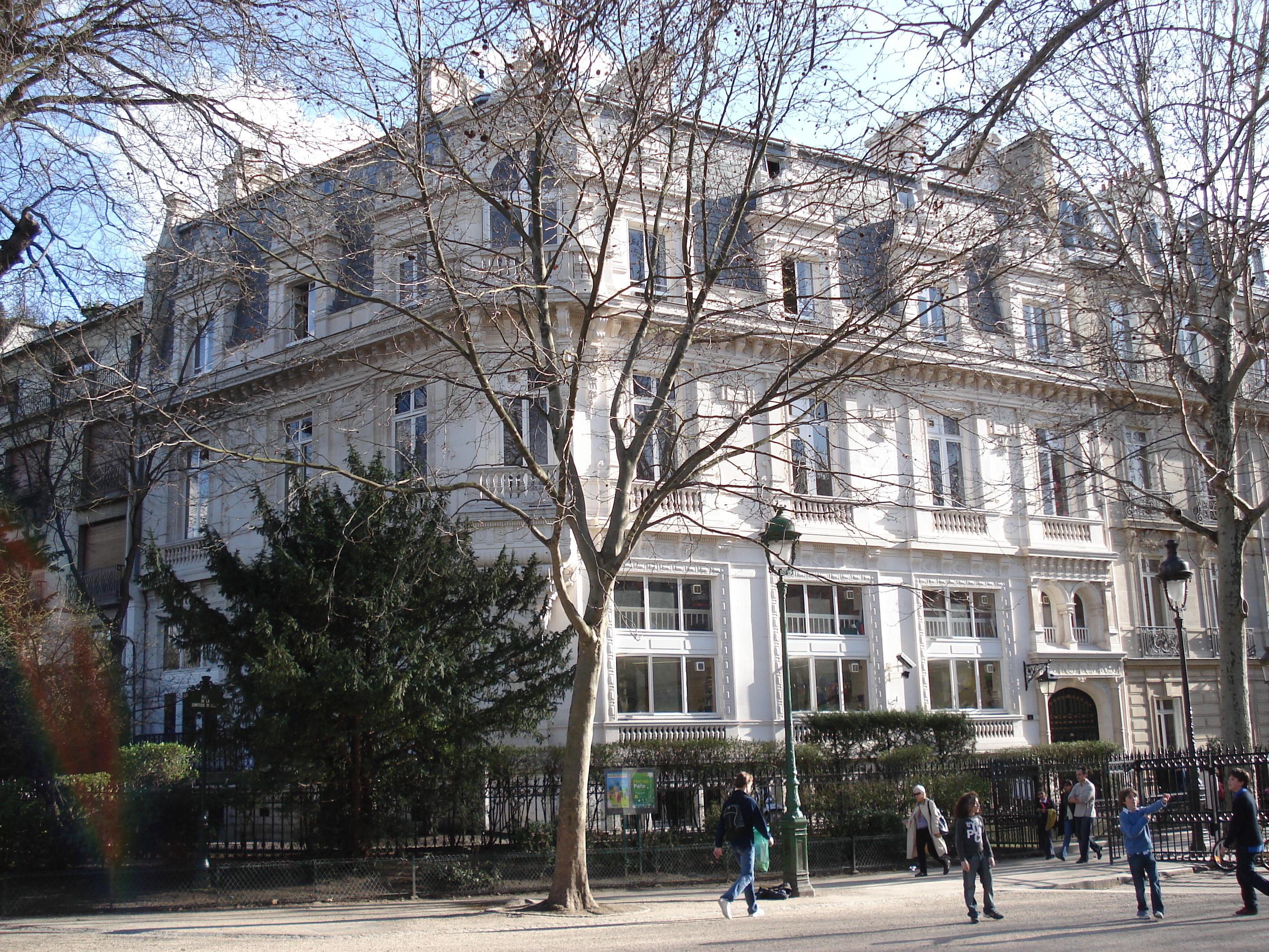 Picture France Paris Monceau Garden 2006-03 23 - Center Monceau Garden