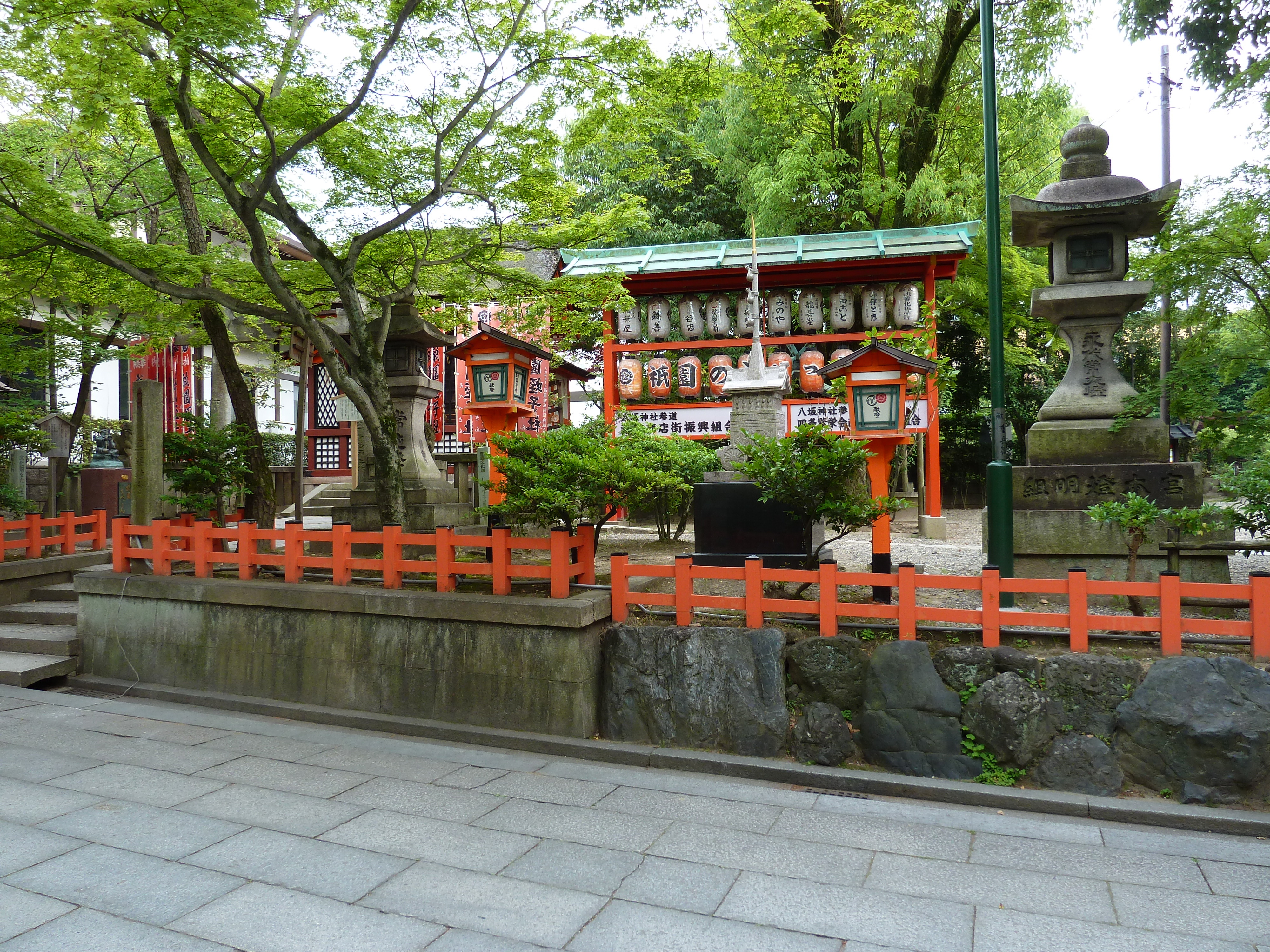 Picture Japan Kyoto Yasaka Shrine 2010-06 21 - Discovery Yasaka Shrine