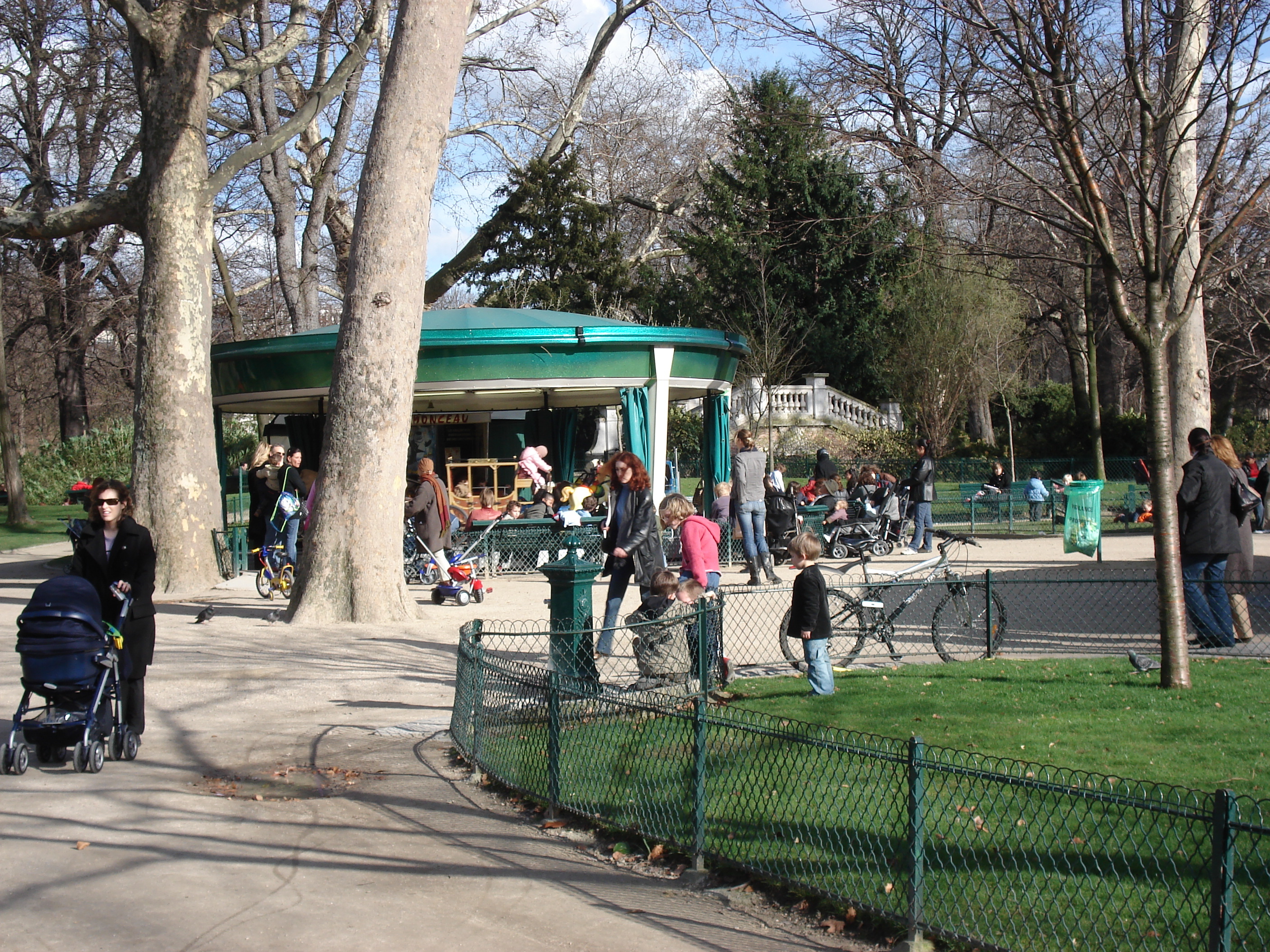 Picture France Paris Monceau Garden 2006-03 30 - Center Monceau Garden