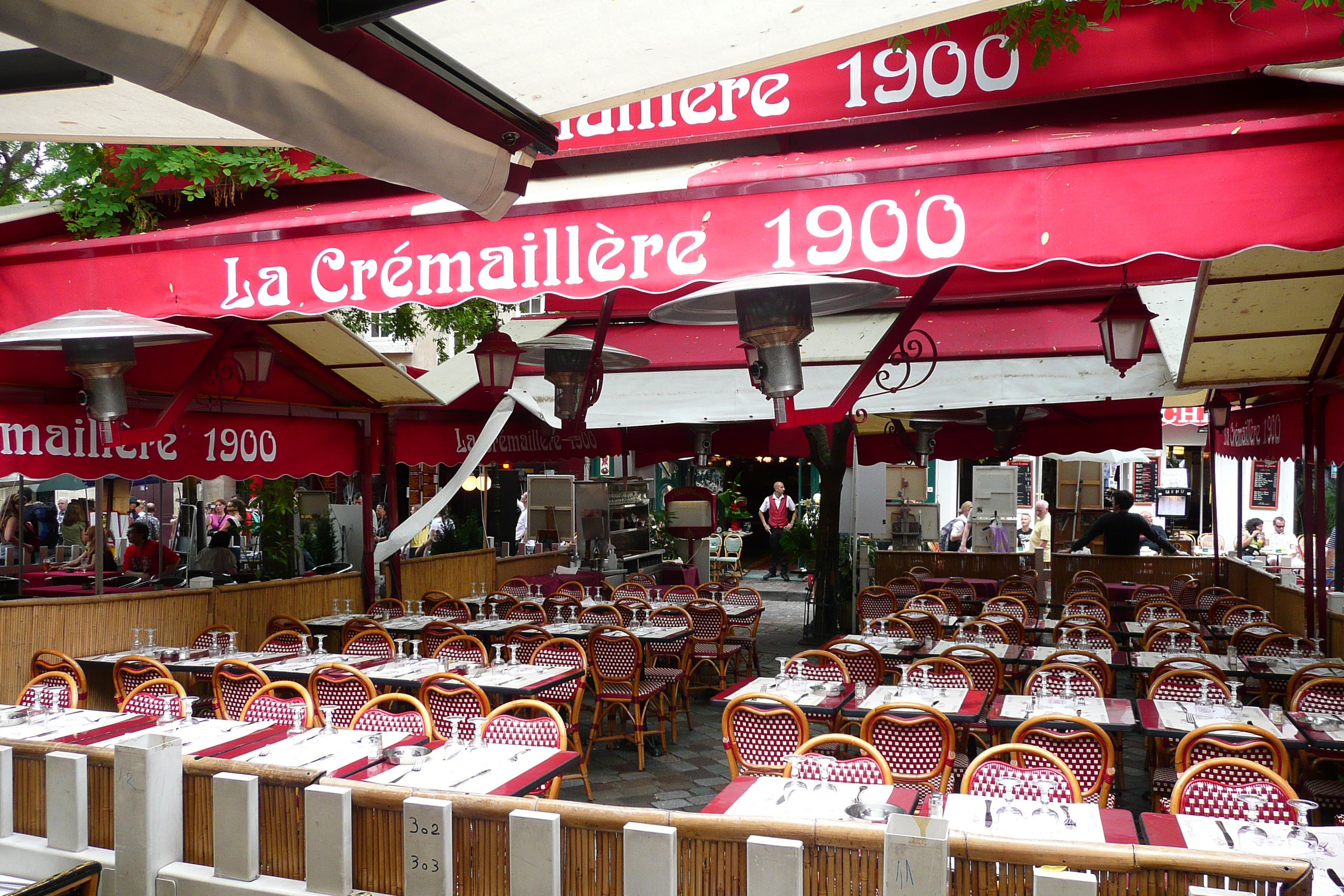 Picture France Paris Place du Tertre 2007-06 17 - History Place du Tertre