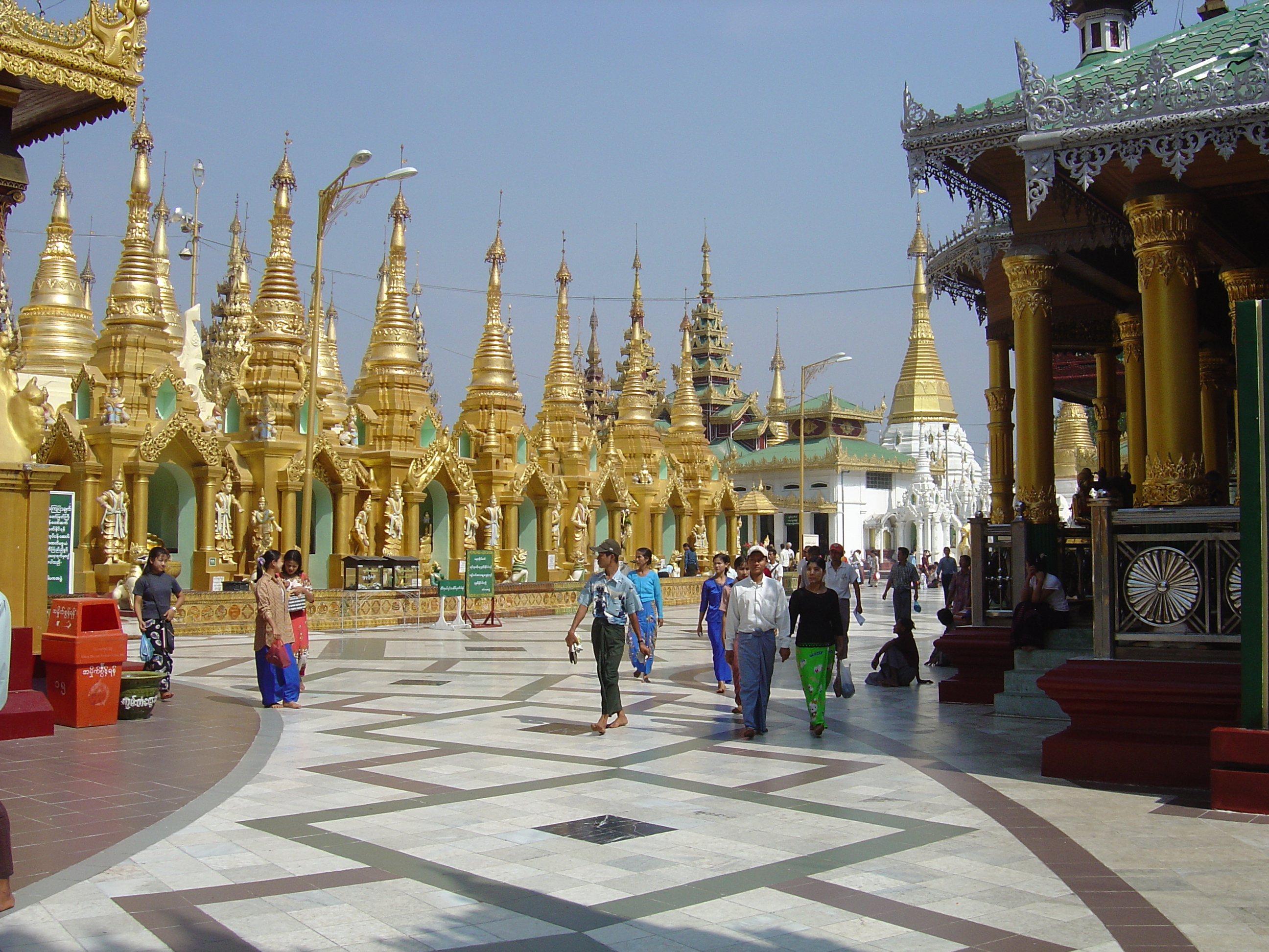 Picture Myanmar Yangon Shwedagon Pagoda 2005-01 54 - Center Shwedagon Pagoda