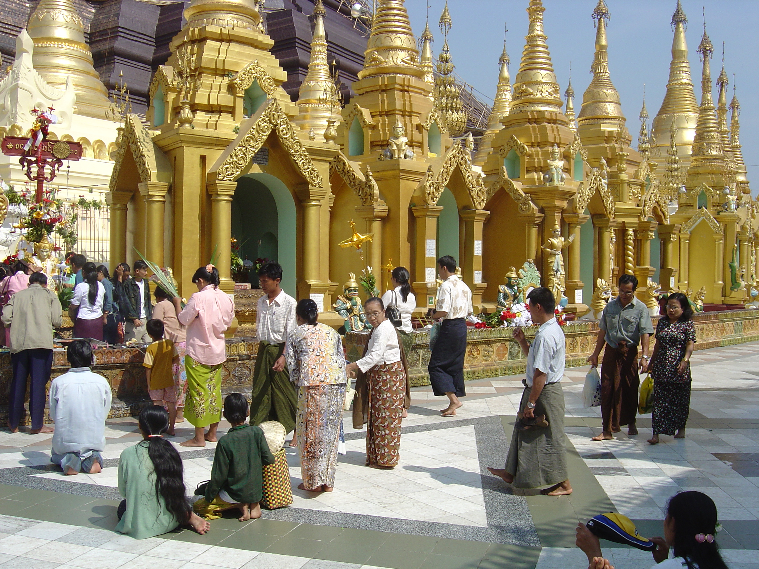 Picture Myanmar Yangon Shwedagon Pagoda 2005-01 52 - Tour Shwedagon Pagoda