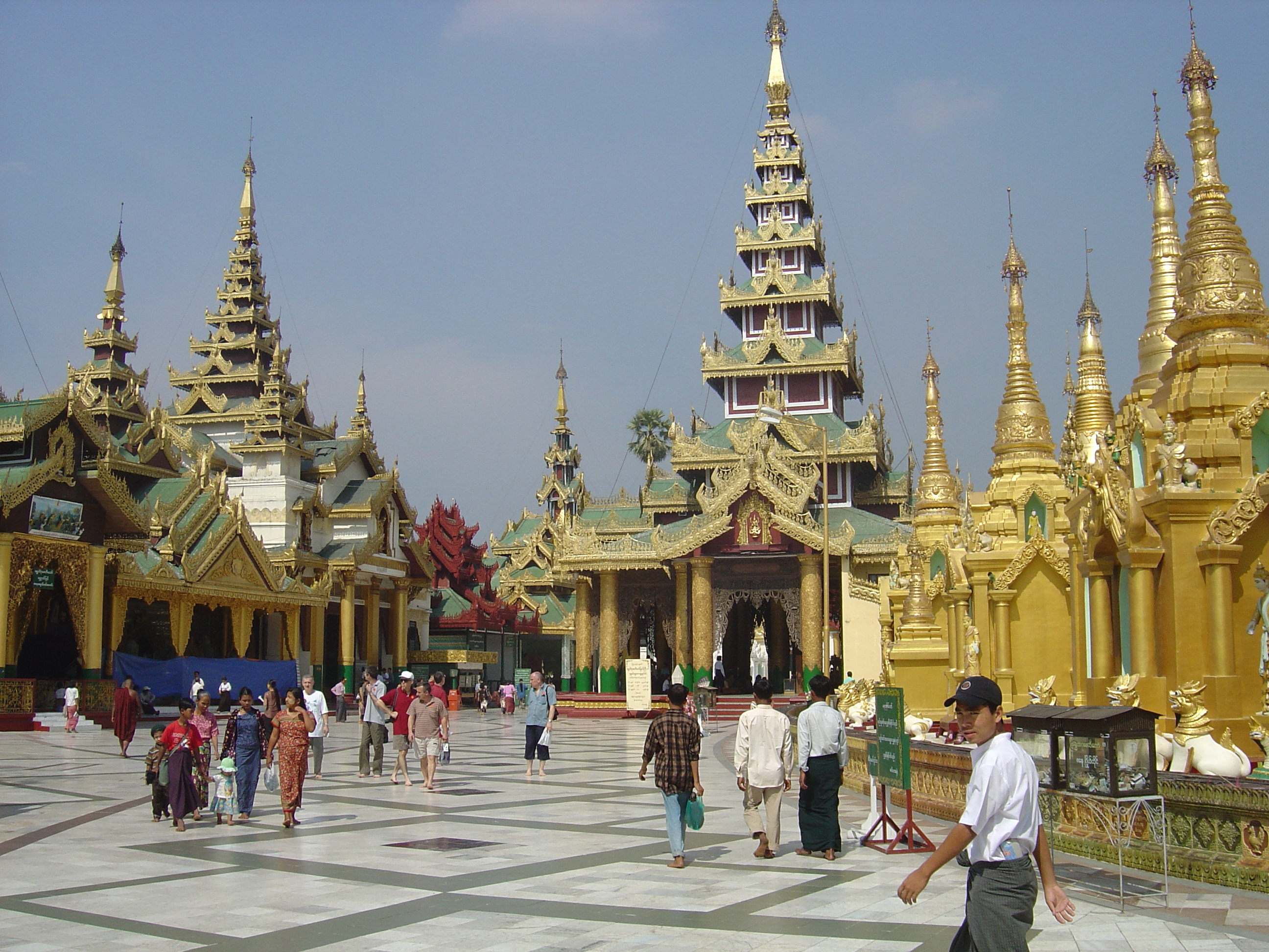 Picture Myanmar Yangon Shwedagon Pagoda 2005-01 15 - Tour Shwedagon Pagoda