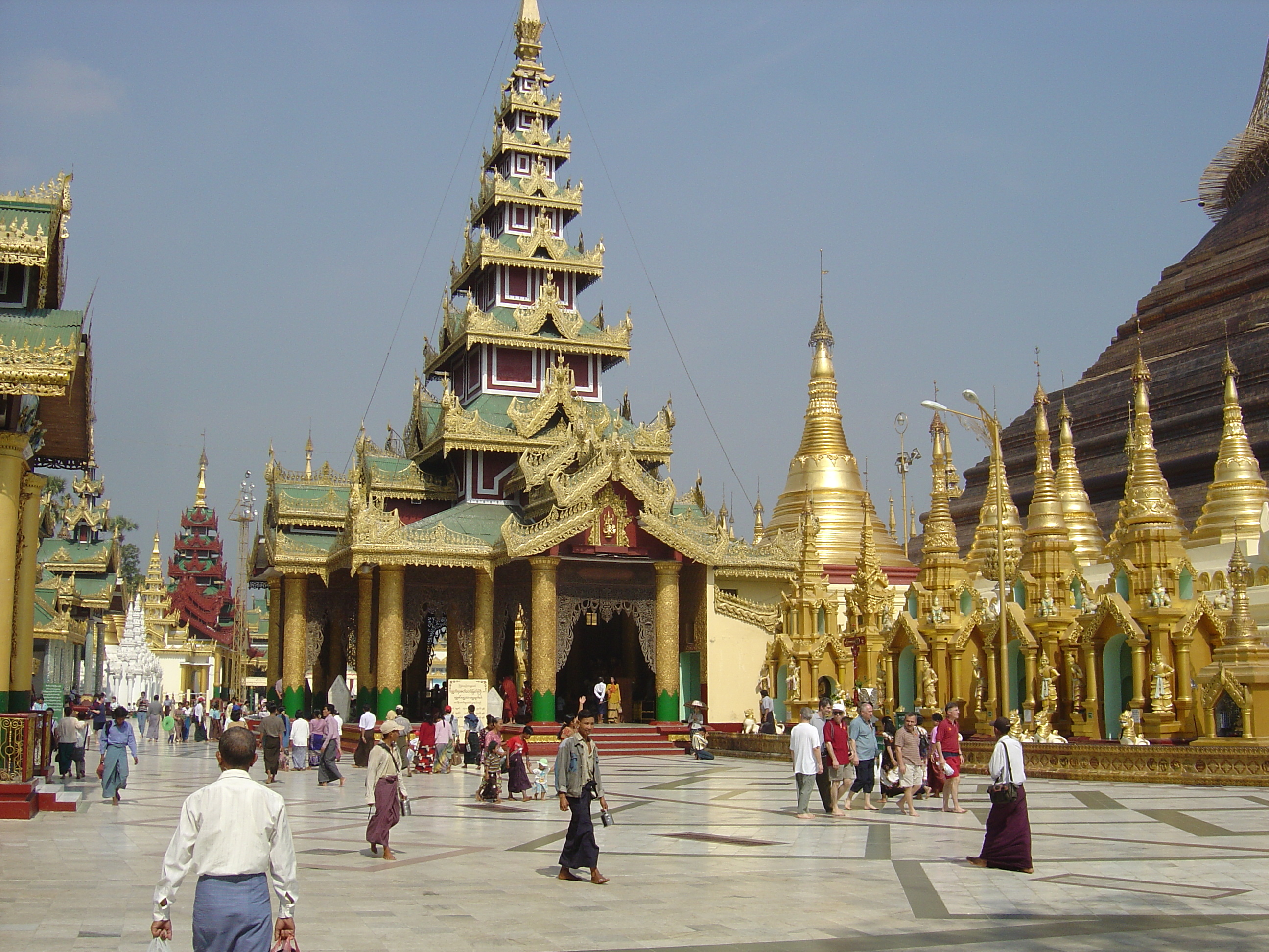 Picture Myanmar Yangon Shwedagon Pagoda 2005-01 14 - Recreation Shwedagon Pagoda