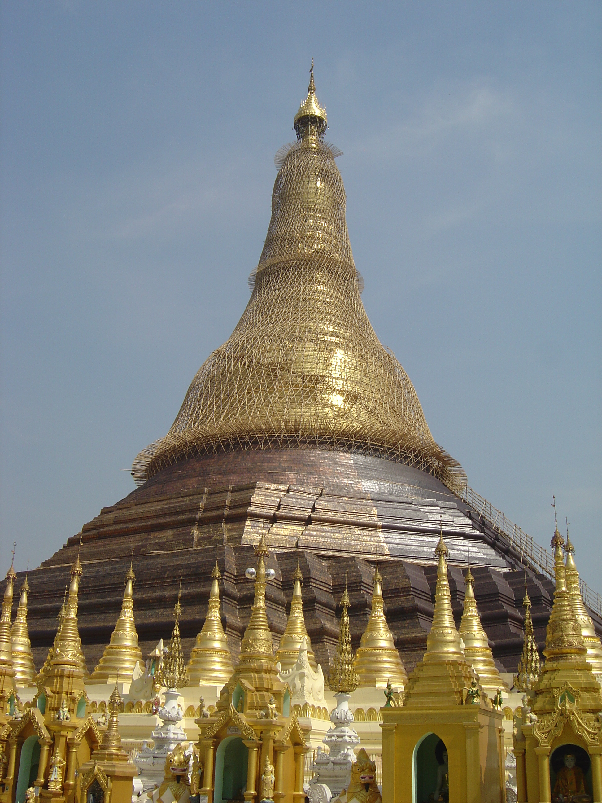 Picture Myanmar Yangon Shwedagon Pagoda 2005-01 25 - Recreation Shwedagon Pagoda